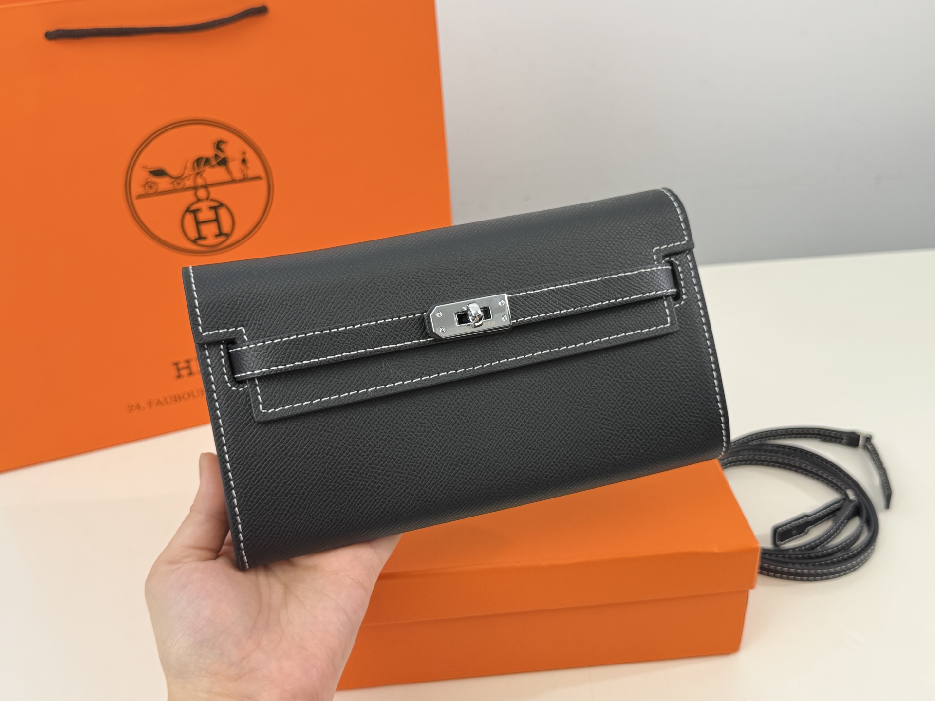 （配礼盒⚠️）p160 爱马仕 woc单肩包.也能这么温油woc Ado woc Ado 在Kelly包的基础上，增加了一条长肩带.Ado其实是复刻96年爱马仕推出的双肩包，整体设计 还是蛮可爱的，温温柔柔的带点学院风，风格比较年 轻。Kylie Jenner的女儿 Stormi就有一只 Ado， 小女生背起来也毫无违和感！超级实用 尺寸：21*3*13cm