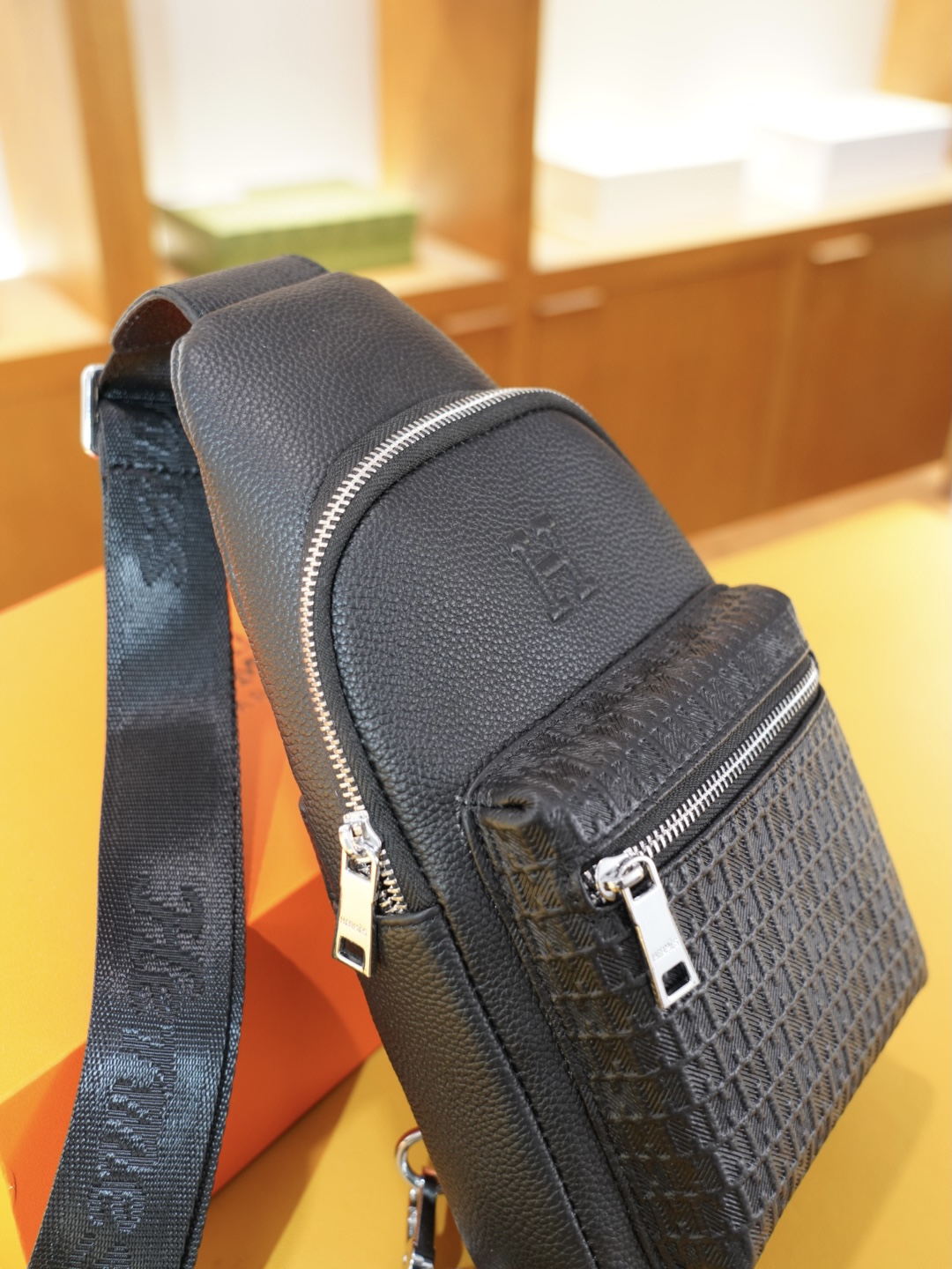 P125 🇫🇷 爱马仕 官网同步 高版本 胸包 永恒不过时的标志性产品 纯原单牛皮 顶级五金制作 非市面普通版本 今年Hermes最爱的款式 全部实拍 实用性非常高 完全不用担心穿搭 配全套包装折叠盒..【规格：18x37x5】