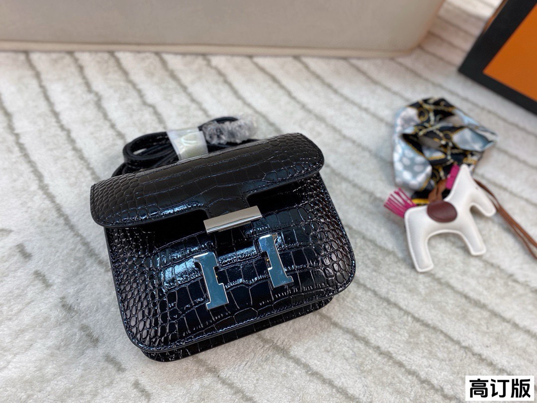 p190 全套包装🎁（高订版） 爱马仕Hermes Constance19黑银亮面鳄鱼纹黑银配色，真的是太经典啦!黑色的沉稳与银色的闪耀完美结合✨这种配色超级百搭 谁能不心动呢！尺寸：19*15(牛皮)