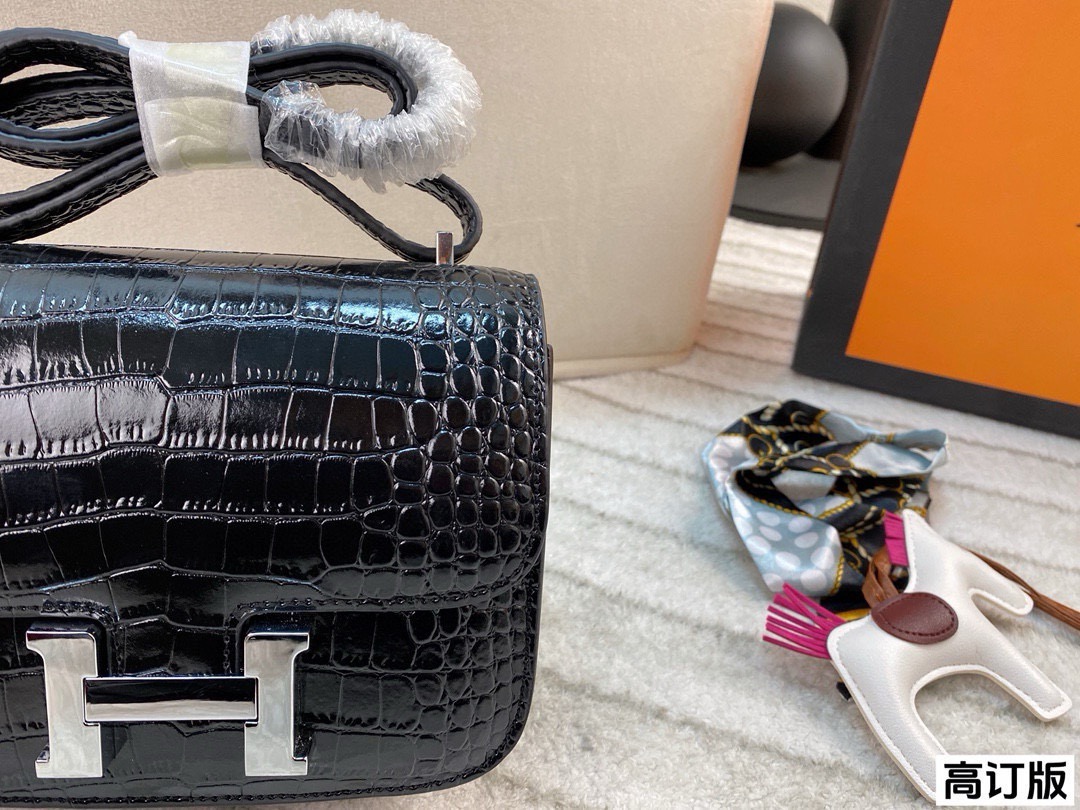 p190 全套包装🎁（高订版） 爱马仕Hermes Constance19黑银亮面鳄鱼纹黑银配色，真的是太经典啦!黑色的沉稳与银色的闪耀完美结合✨这种配色超级百搭 谁能不心动呢！尺寸：19*15(牛皮)
