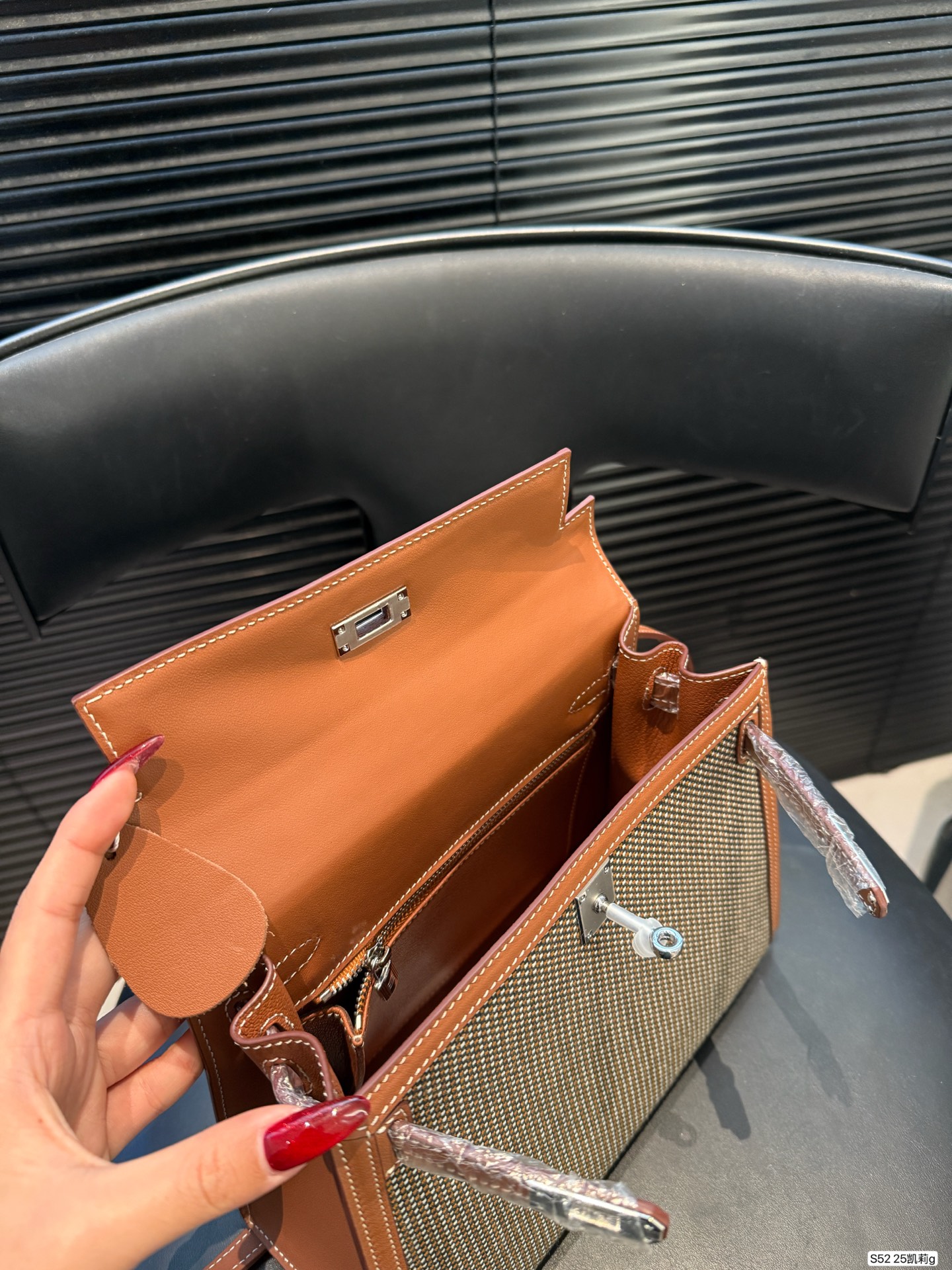 P310 爱马仕 Kelly25凯莉包 采用经典Quadrille+Swift皮革拼接，设计超有辨识度！银色金属扣件，手缝蜡线工艺，细节满分。通勤休闲都很适合，材质更耐脏，日常打理无压力。经典百搭，牛仔、卫衣、风衣都能轻松驾驱，随性又高级，是爱马仕稀有热门款，时髦精必入！尺寸25 18 货号25凯莉