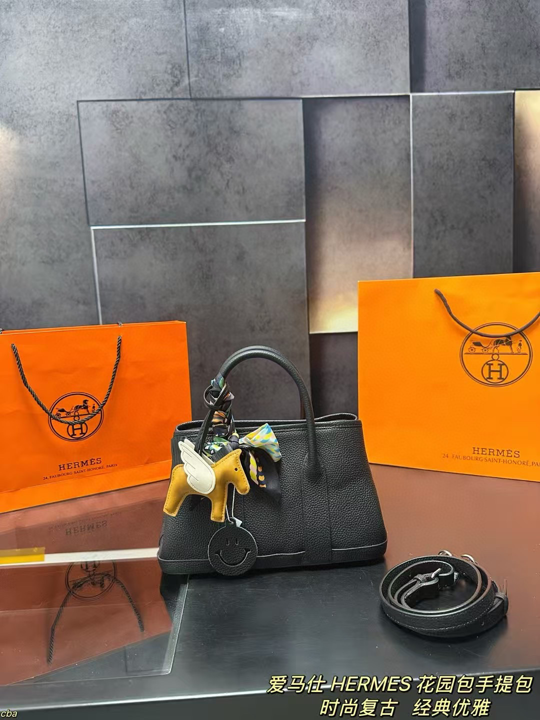 P210配盒 爱马仕 HERMES 花园包手提包 牛皮手提包，爱马仕花园包当作健身包瑜伽包再适合不过了!容量确实很ok的同时属于是慵懒随性低调中透露着奢华，经典百搭，上班通勤、差旅出行、当作妈咪包也ok，花园包才算是名副其实的菜篮子好吗!!实用性极强性价比极高，又不会过时的款式。两侧还有按扣可以调节，绝对是务实低调的代表！ 尺寸：25*15.5cm