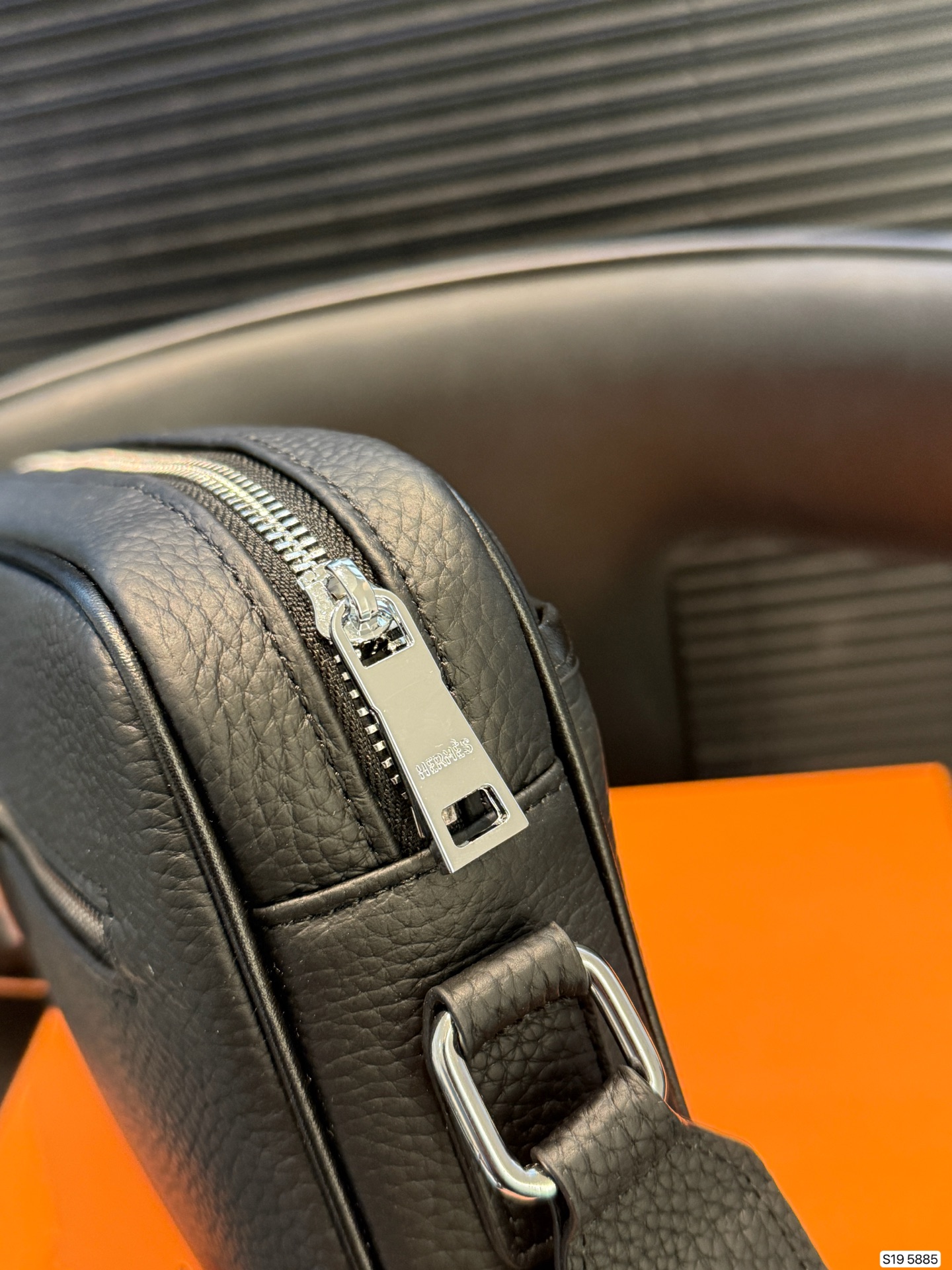 P145 配盒子爱马仕纯皮新款男士相机包，很酷的男包来喽看起来十分时尚且年轻。斜挎也不显大当收纳空间真心不错，拿取东西时十分方便当肩带可以自由调节长度，任何身高都没问题 尺寸25 18货号5885