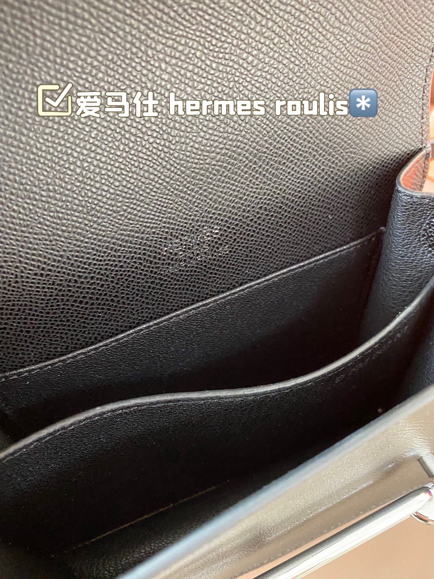 P185 hermes roulis这款包包设计的非常好看，是爱马仕包包里面比较低调的一款，不喜欢大Hlogo的朋友可以考虑入手这款，非常实用，很多明星都特别喜欢。爱马仕（H家）猪鼻子包 Roulis面向广大年轻人，线条简洁明快，极具个性的Logo标志，带点中性风格，适合追求品位生活的白领一族！ 尺寸：18*15