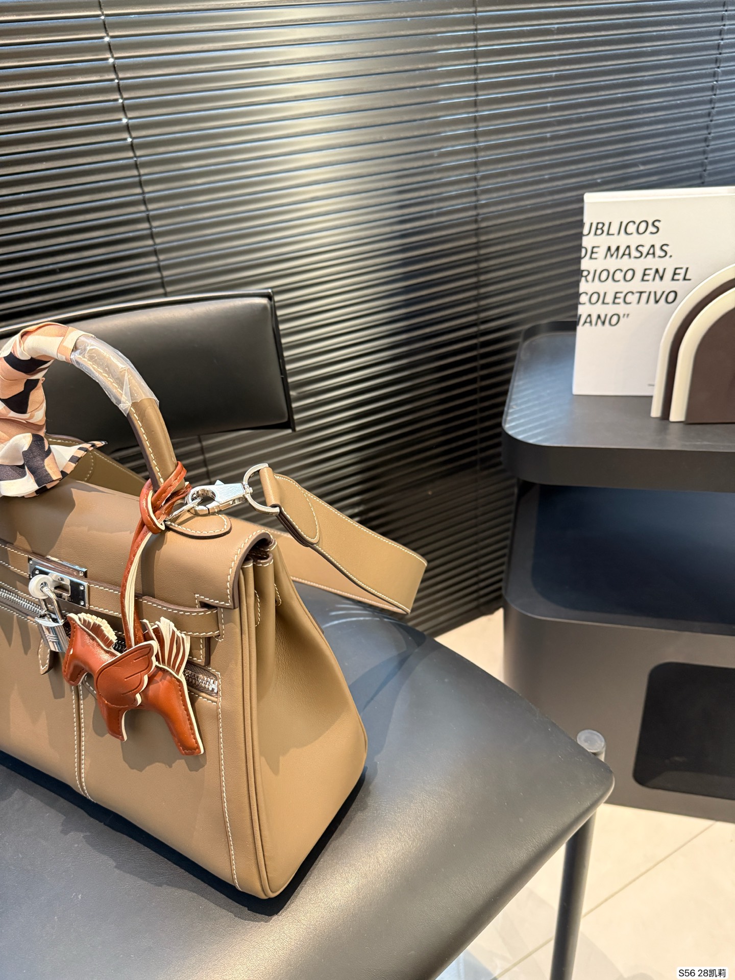 P330 Hermes 纯皮爱马仕 凯莉包～ H家永恒的经典. 凯莉包好随意搭配，不管怎么穿，随便一背都好看 而且一点都不挑人很显气质 ，原版五金Logo，原版定制超有Feel 这款其实很韩风很chic～夏天搭裙子衬衣真的很nice。尺寸28 22货号28凯莉