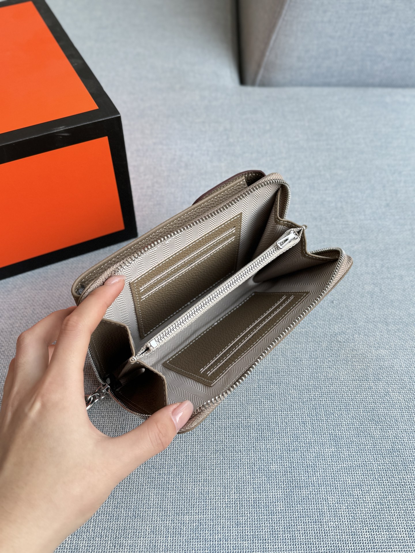 💰135 全套礼盒 size:11×18 HERMES爱马仕 手机包 单肩包 黑色牛皮质感超好,日常通勤、约会都合适。 字母元素设计有点小心机,百搭不挑人。 出门随手一拿往身上 一背,优雅感随之即来!