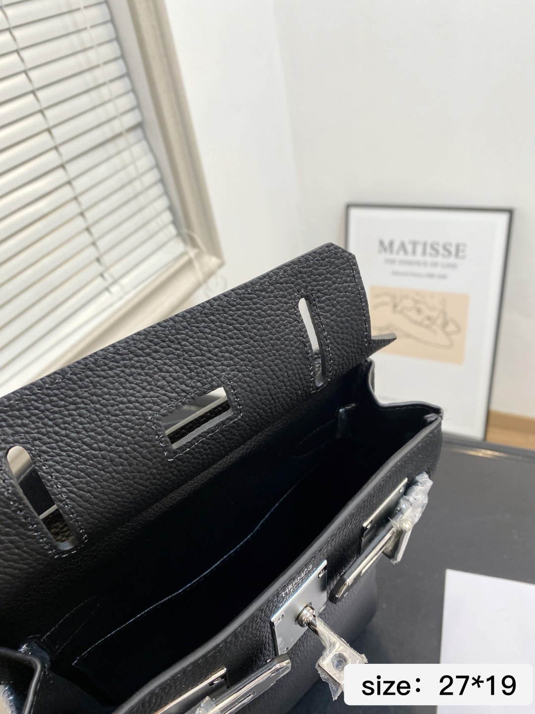 🅿️💰265 无盒 尺寸27*19 爱马仕单肩包很酷的男包来喽看起来十分时尚且年轻 斜挎也不显大当收纳空间真心不错，拿取东西时十分方便当肩带可以自由调节长度，任何身高都没问题 6779