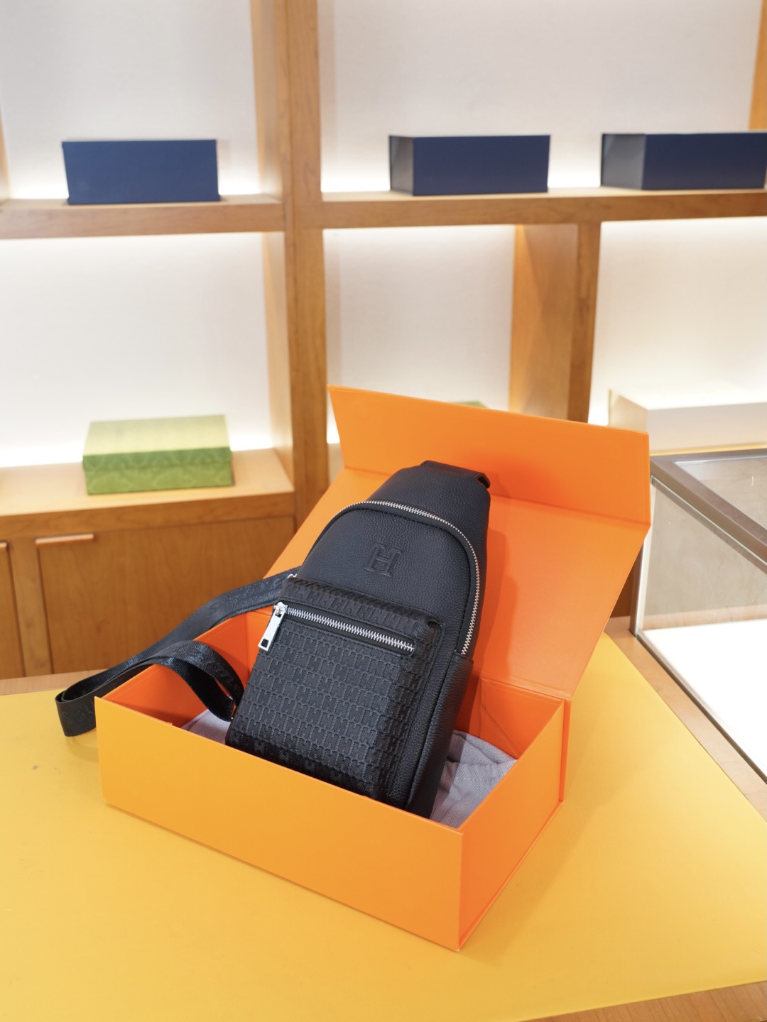 P125 🇫🇷 爱马仕 官网同步 高版本 胸包 永恒不过时的标志性产品 纯原单牛皮 顶级五金制作 非市面普通版本 今年Hermes最爱的款式 全部实拍 实用性非常高 完全不用担心穿搭 配全套包装折叠盒..【规格：18x37x5】