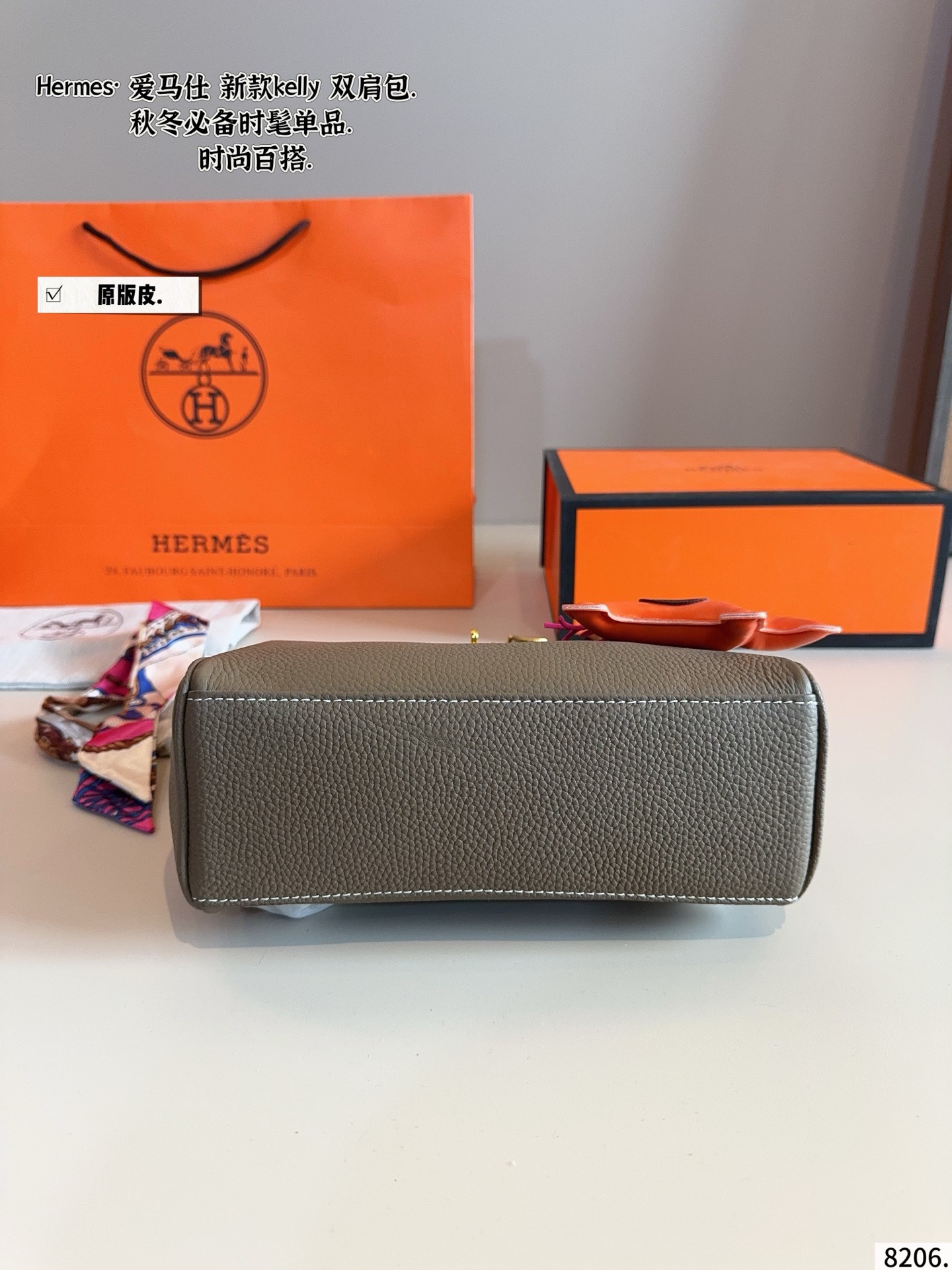 p230纯皮. 爱马仕 kelly包也能这么温油&rdquo;Kelly 双肩包 Kelly Ado 在Kelly包的基础上，增加了两根可调节的肩 带，变成了双肩包。 由于 Ado彻底解放了女性的双手，网上有不少人说它是 &ldquo;史上最放飞自我的爱马仕手袋&rdquo; Ado其实是复刻96年爱马仕推出的双肩包，整体设计 还是蛮可爱的，温温柔柔的带点学院风，风格比较年 轻。 Kylie Jenner的女儿 Stormi就有一只 Ado， 小女生背起 来也毫无违和感！超级实用 尺寸：23*8*21cm