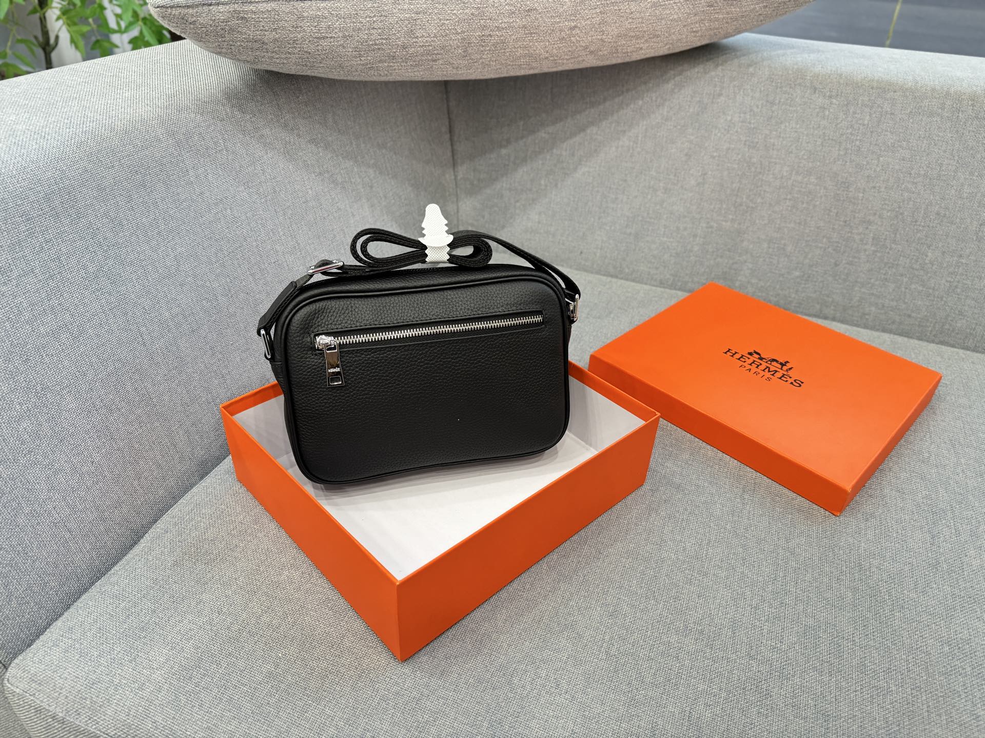 💰145 天地盖 size：24&times;17 HERMES爱马仕 相机包 单肩包 斜挎包 相机包简直是宝藏单品🎁！容量超可，手机、粉饼、钥匙啥的轻松装下，实用性💯。背法还超多，单肩、斜挎、手提随意切换。特别是斜挎，时髦又利落，配牛仔裤 T 恤休闲，搭连衣裙优雅，怎么搭都好看，出街回头率爆表👀