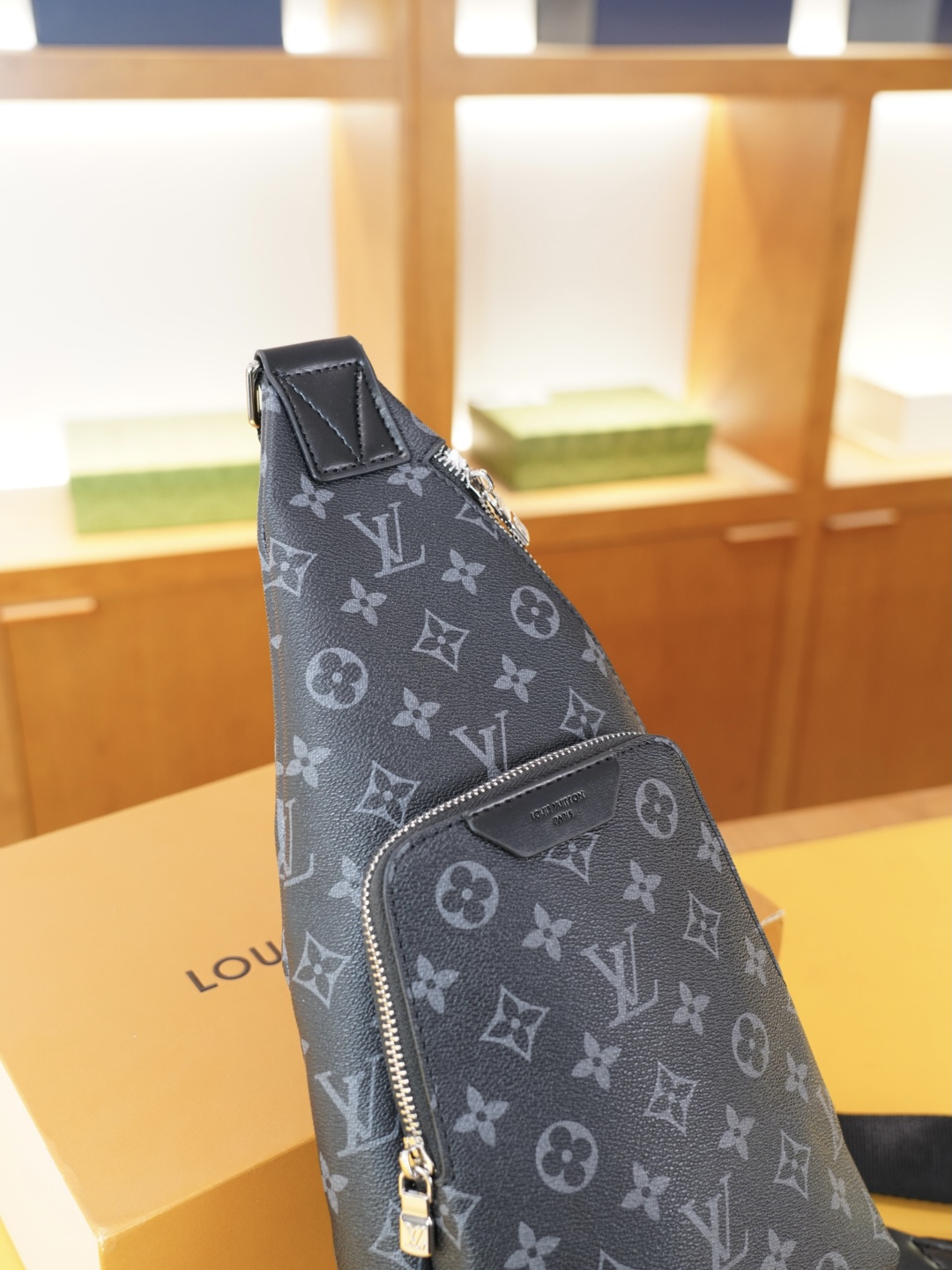 P115 🇫🇷 路易威登 官网同步 高版本 胸包 永恒不过时的标志性产品 纯原单牛皮 顶级五金制作 非市面普通版本 今年LV最爱的款式 全部实拍 实用性非常高 完全不用担心穿搭 配全套包装折叠盒..【规格:19x38x4】