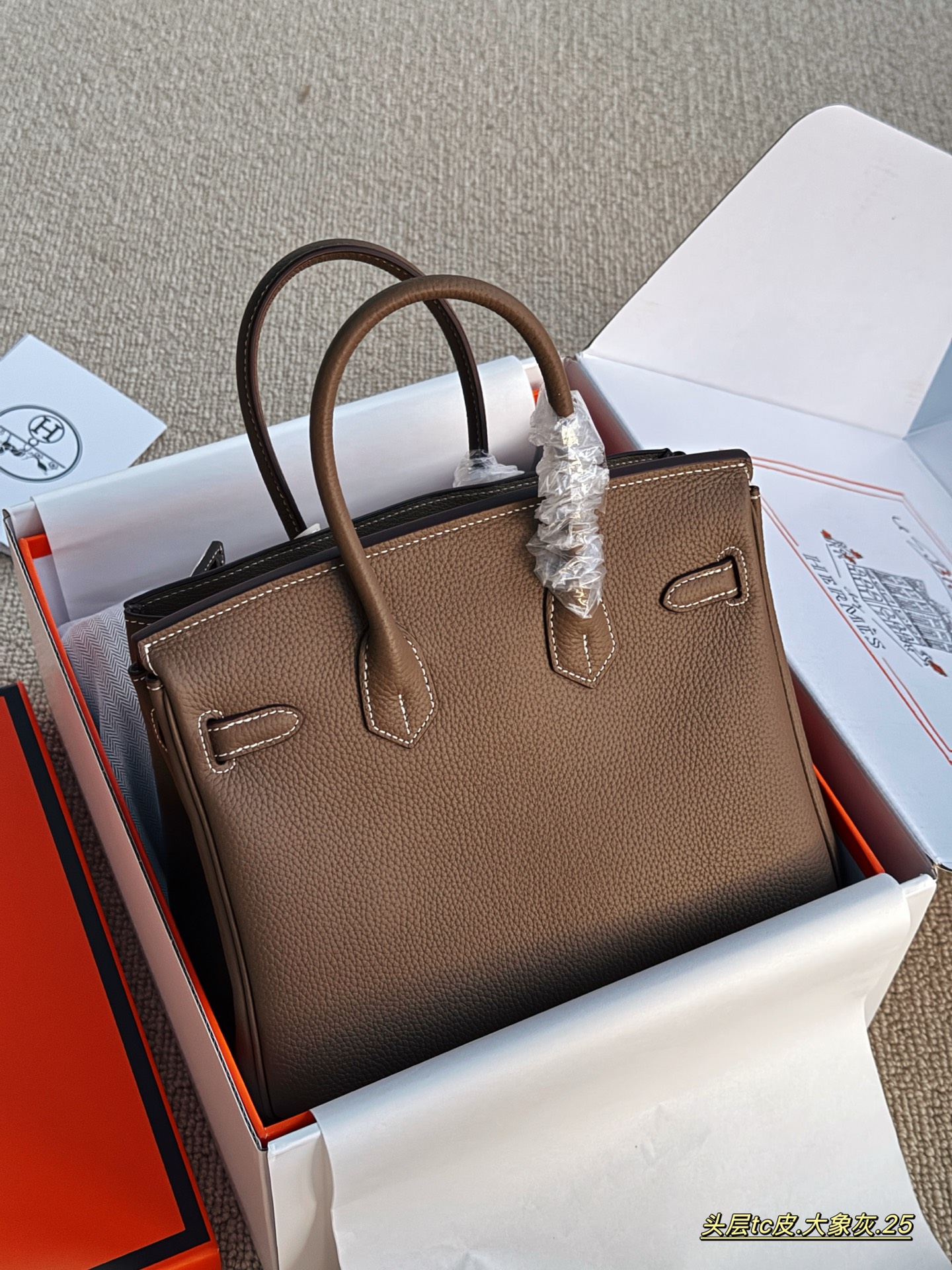 💰245 配全套包装 size：25cm 背铂金包的季节来啦 Bk25 原版品质 ✔️ 爱马仕|Birkin 25 tc牛皮 真的太可了，可咸可甜 超难买的绝美birkin！ 赠送小马 丝巾 小锁头哦！