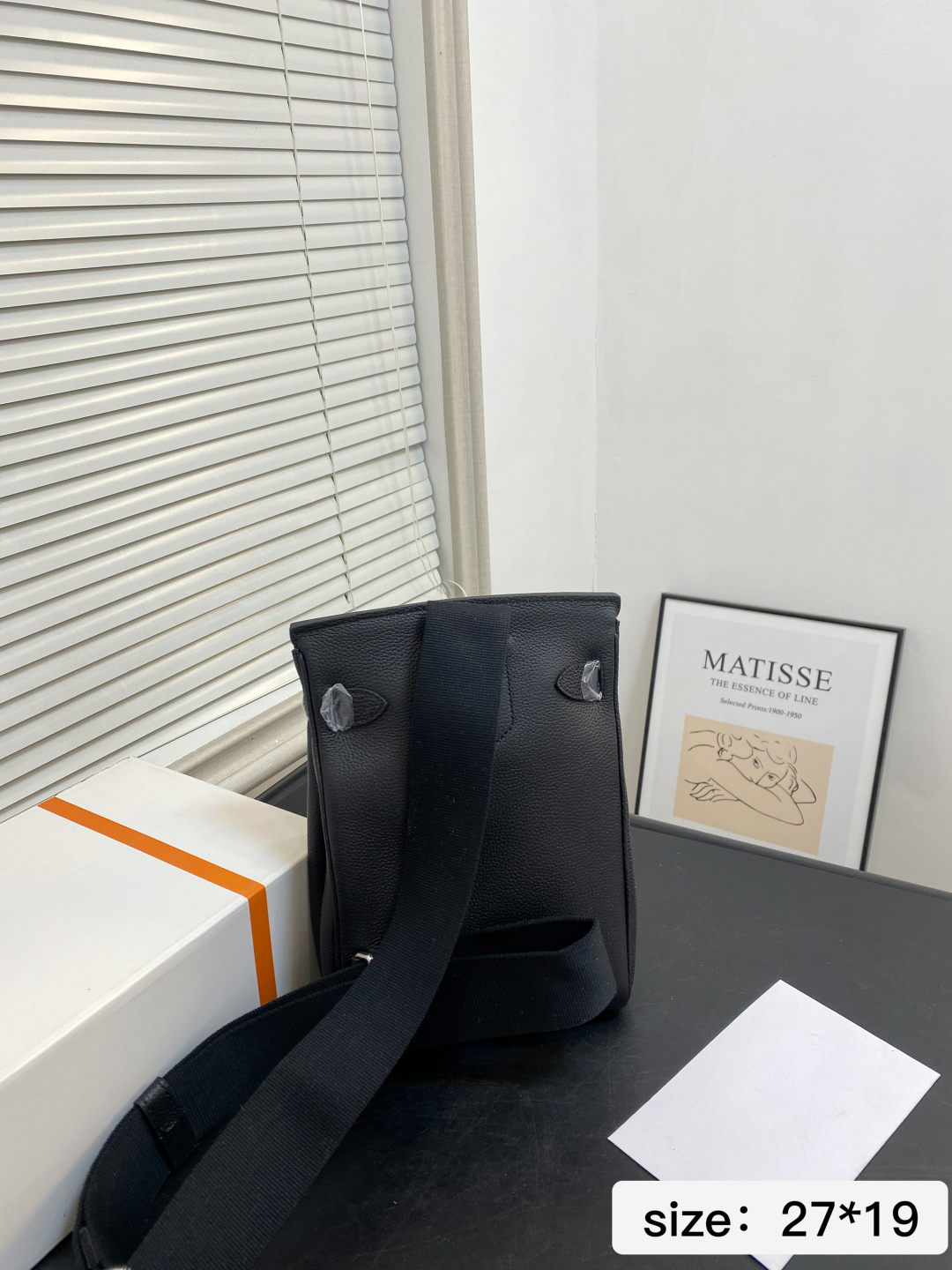 🅿️💰265 无盒 尺寸27*19 爱马仕单肩包很酷的男包来喽看起来十分时尚且年轻 斜挎也不显大当收纳空间真心不错，拿取东西时十分方便当肩带可以自由调节长度，任何身高都没问题 6779