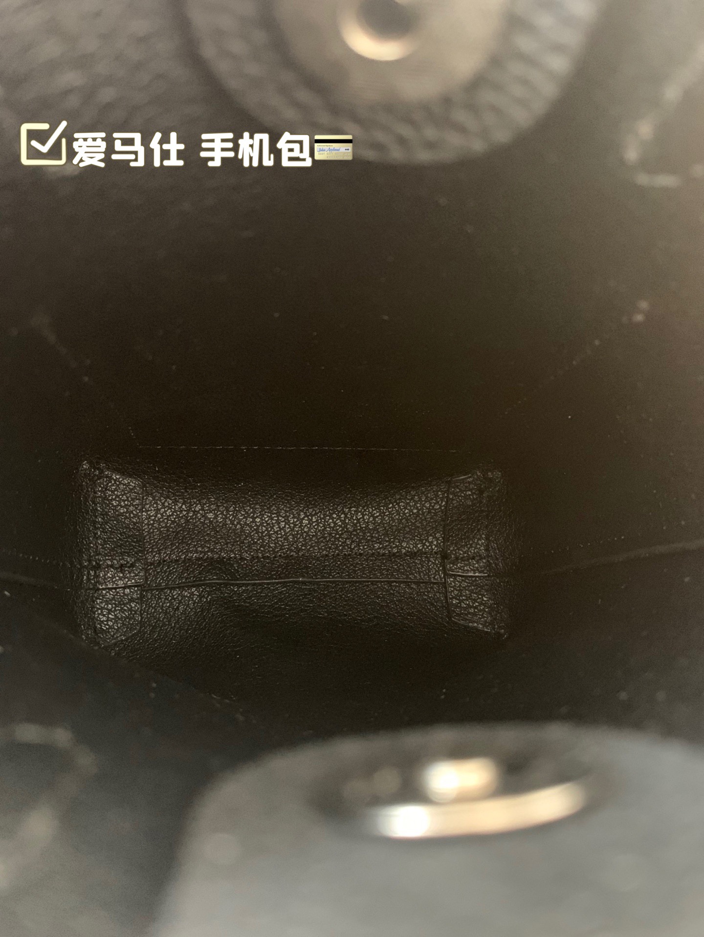 P105（牛皮） 爱马仕 手机包 无论男女都非常好背 大小适中，手机、车钥匙、等等都可以轻松放尺寸11*18 配盒