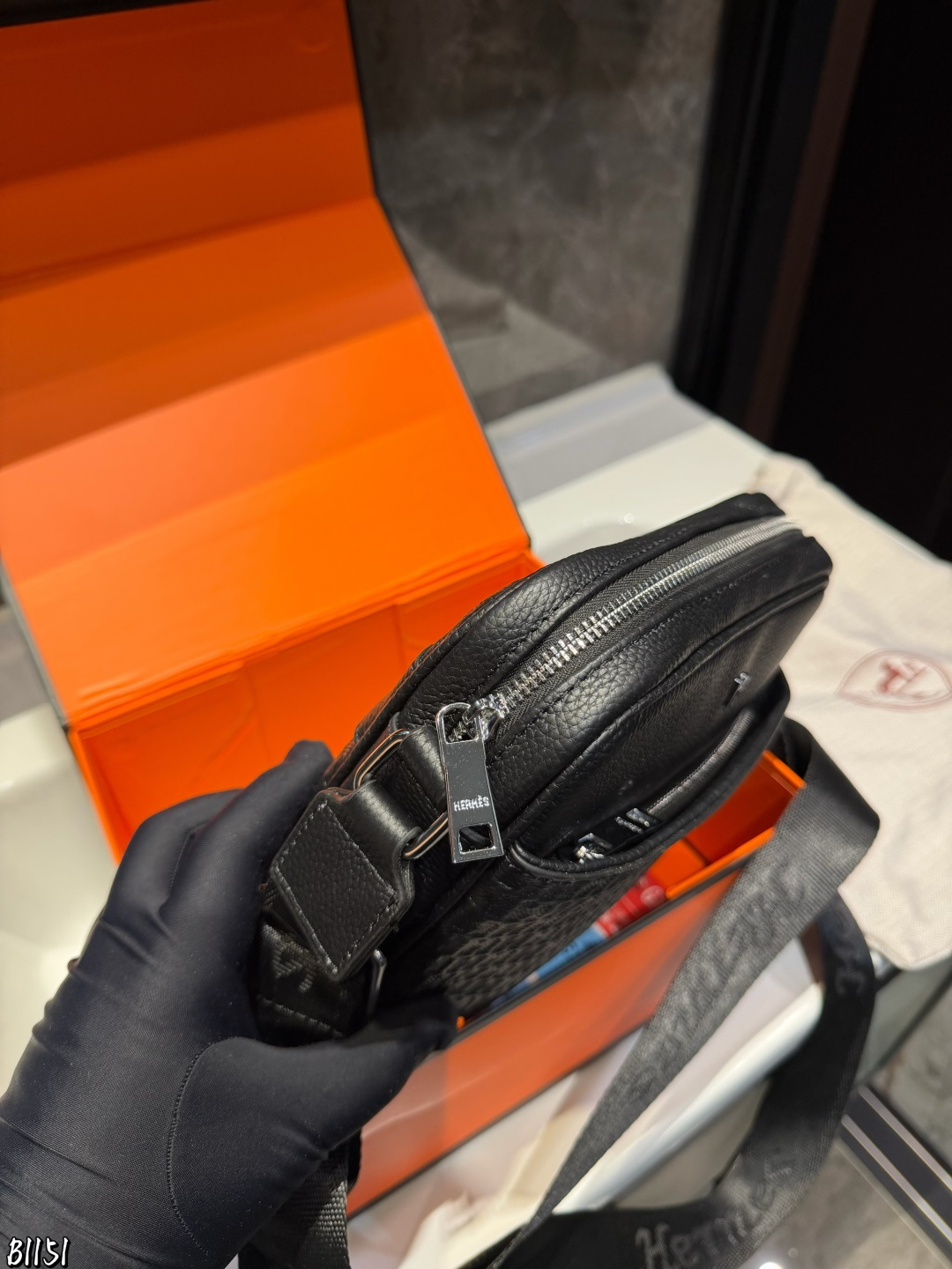 ❤️P145（礼盒包装）❤️ Hermes&bull;爱马仕 新品斜挎包单肩包.全黑光面皮膜包身、金属logo加持上身潮酷十足非常适合出门不怎么带东西但要带点东西的人多功能收纳分区设计，各区各司其职前袋装耳机、钥匙，侧袋装雨伞/水壶、主袋装充电宝，内置加绒里衬，Switch等电子产品稳稳当当，隐藏拉链袋内置卡槽位置身份证等卡件不怕丟尺寸：20*5*23cm