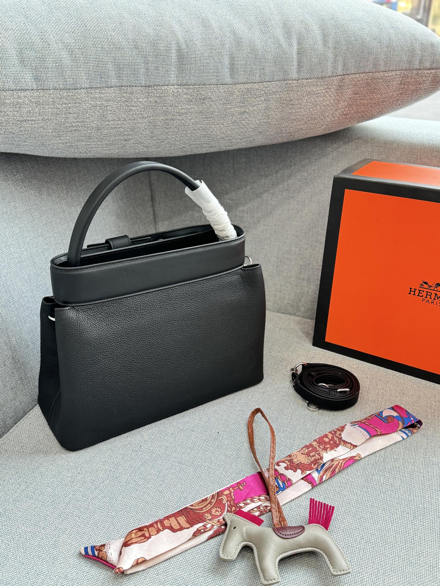 头层牛皮💰285 全套礼盒➕丝巾➕小马 size：27&times;16 HERMES爱马仕 Medor Bag 哑光金属 单肩斜挎包 手提包 像一件艺术品~ 被它的美貌打动 &ldquo;低调的时髦&rdquo;和&ldquo;不费力的型格&rdquo;。不追求繁复的装饰和鲜艳的色彩，通过版型、材质和色彩的统一感来营造高级感与酷帅气质。