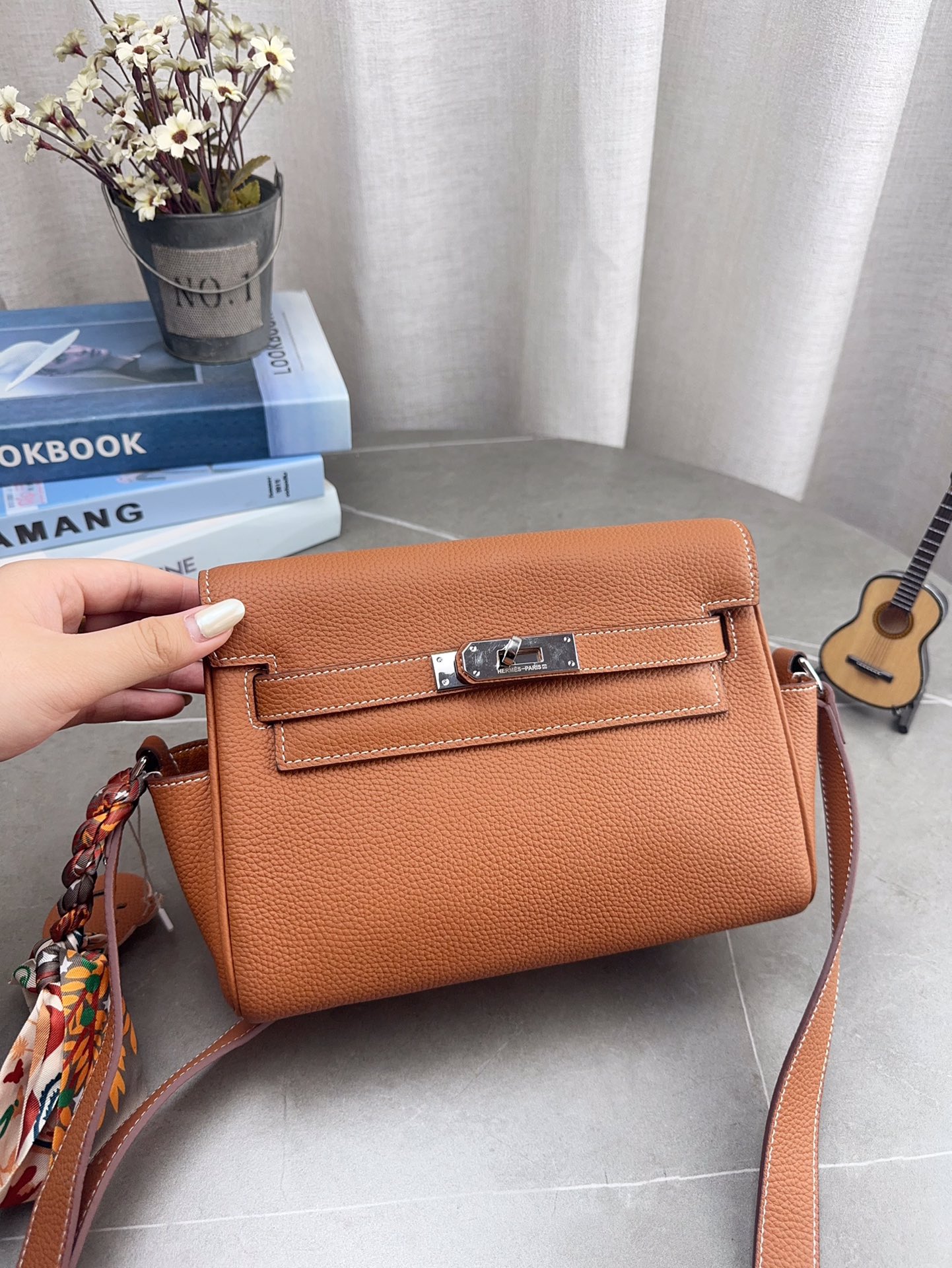 配折叠礼盒 H家 爱马仕 kelly 邮差包 男女同款尺寸刚刚好！ 真的太太太太好看 ⚠️牛皮 包包特别又质感！ 尺寸24*18cm p225