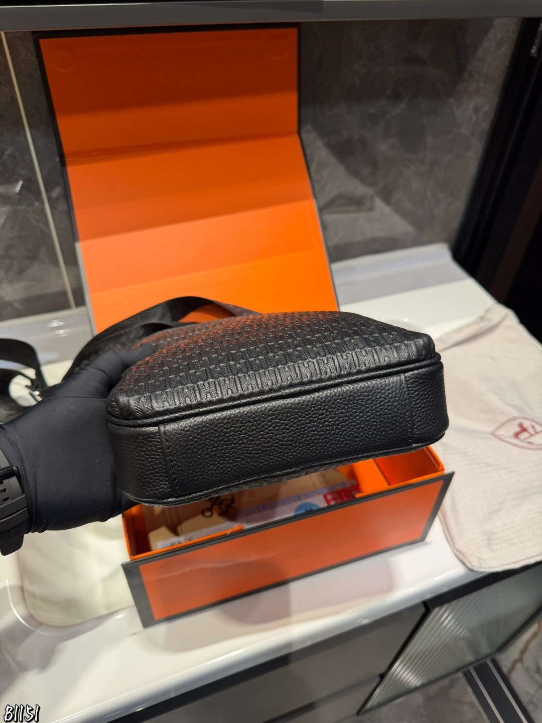 ❤️P145（礼盒包装）❤️ Hermes&bull;爱马仕 新品斜挎包单肩包.全黑光面皮膜包身、金属logo加持上身潮酷十足非常适合出门不怎么带东西但要带点东西的人多功能收纳分区设计，各区各司其职前袋装耳机、钥匙，侧袋装雨伞/水壶、主袋装充电宝，内置加绒里衬，Switch等电子产品稳稳当当，隐藏拉链袋内置卡槽位置身份证等卡件不怕丟尺寸：20*5*23cm