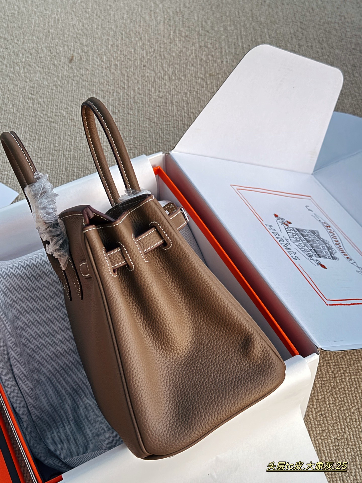 💰245 配全套包装 size：25cm 背铂金包的季节来啦 Bk25 原版品质 ✔️ 爱马仕|Birkin 25 tc牛皮 真的太可了，可咸可甜 超难买的绝美birkin！ 赠送小马 丝巾 小锁头哦！