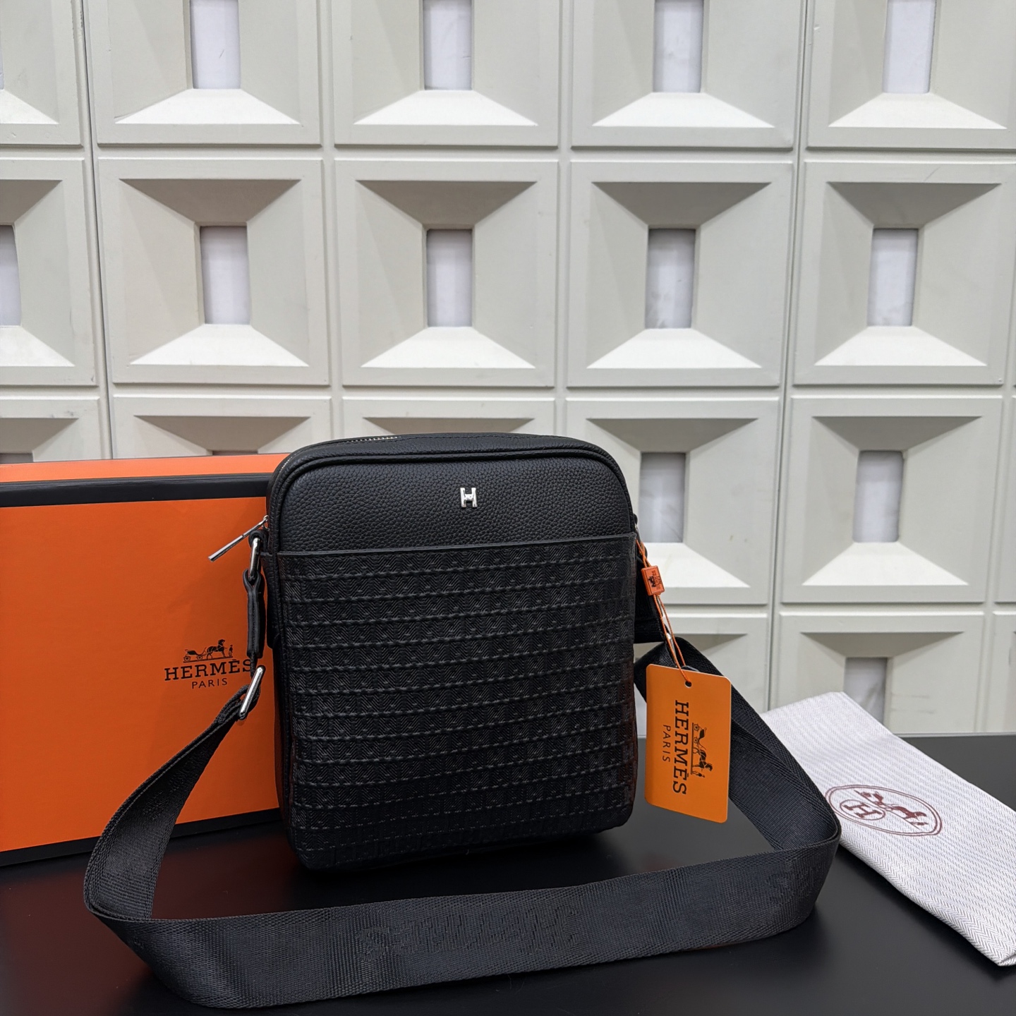 P140 Herm&egrave;s 爱马仕 压花邮差包 头层牛皮男士单肩斜挎包 实物拍摄 原厂原版面料 配送防尘袋 24 x 27cm