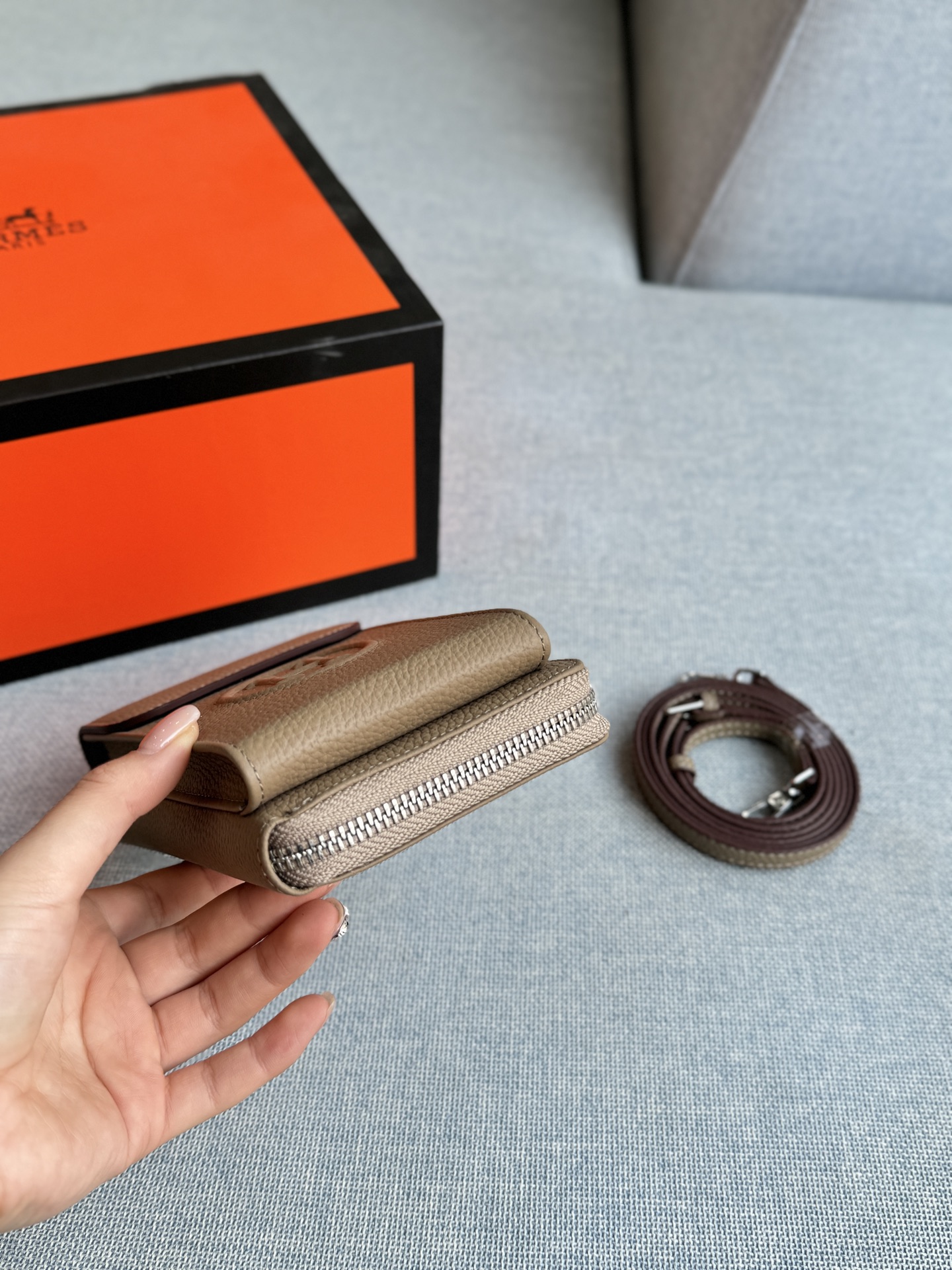 💰135 全套礼盒 size:11×18 HERMES爱马仕 手机包 单肩包 黑色牛皮质感超好,日常通勤、约会都合适。 字母元素设计有点小心机,百搭不挑人。 出门随手一拿往身上 一背,优雅感随之即来!