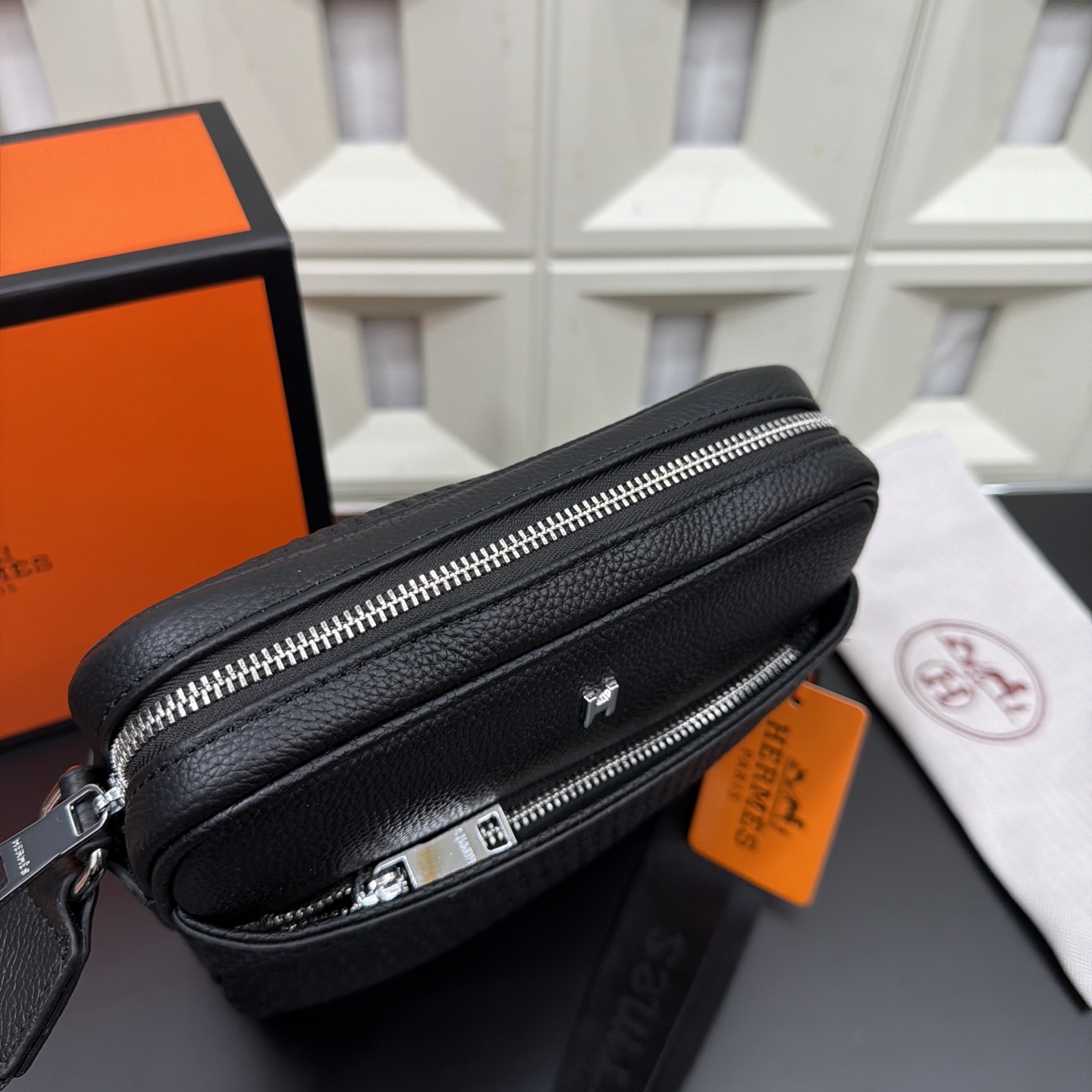 P140 Herm&egrave;s 爱马仕 压花邮差包 头层牛皮男士单肩斜挎包 实物拍摄 原厂原版面料 配送防尘袋 24 x 27cm