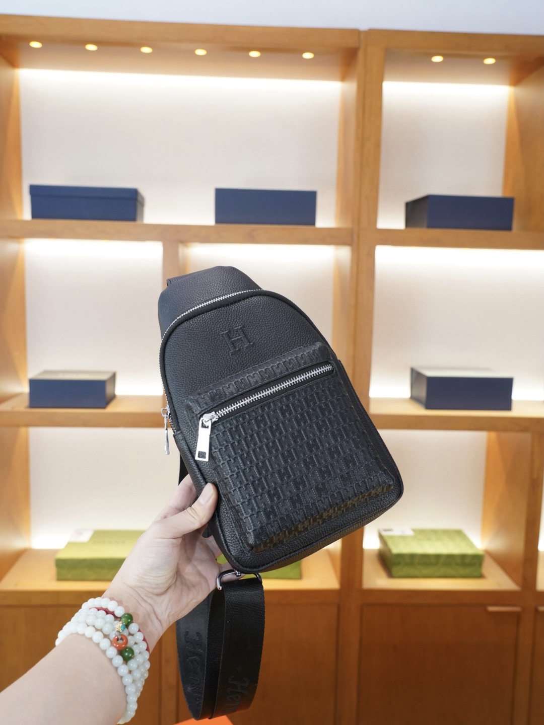 P125 🇫🇷 爱马仕 官网同步 高版本 胸包 永恒不过时的标志性产品 纯原单牛皮 顶级五金制作 非市面普通版本 今年Hermes最爱的款式 全部实拍 实用性非常高 完全不用担心穿搭 配全套包装折叠盒..【规格：18x37x5】