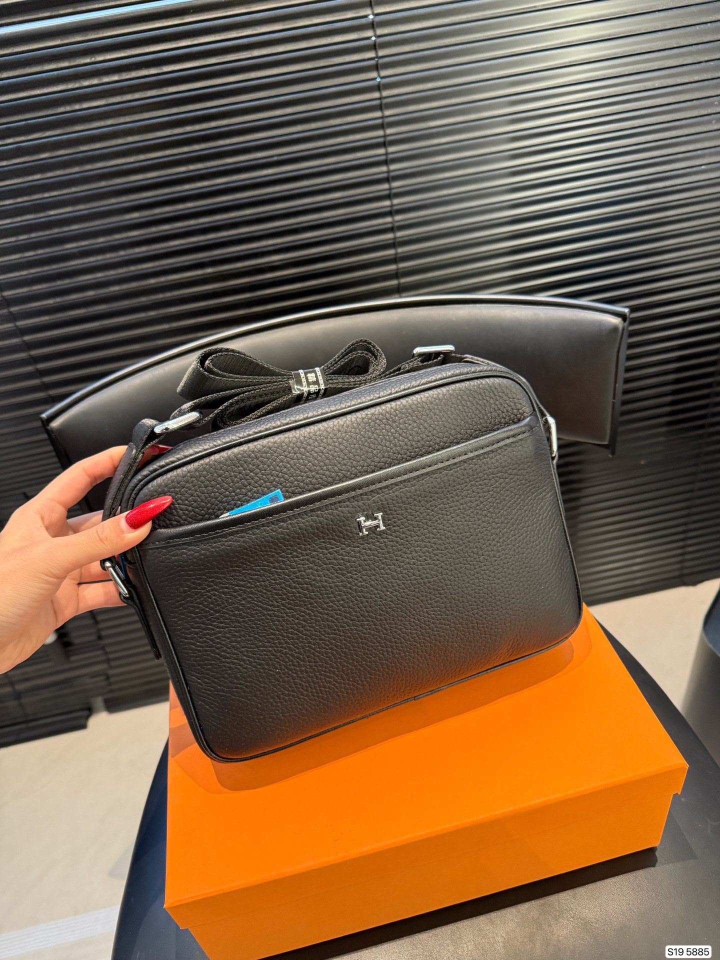 P145 配盒子爱马仕纯皮新款男士相机包，很酷的男包来喽看起来十分时尚且年轻。斜挎也不显大当收纳空间真心不错，拿取东西时十分方便当肩带可以自由调节长度，任何身高都没问题 尺寸25 18货号5885