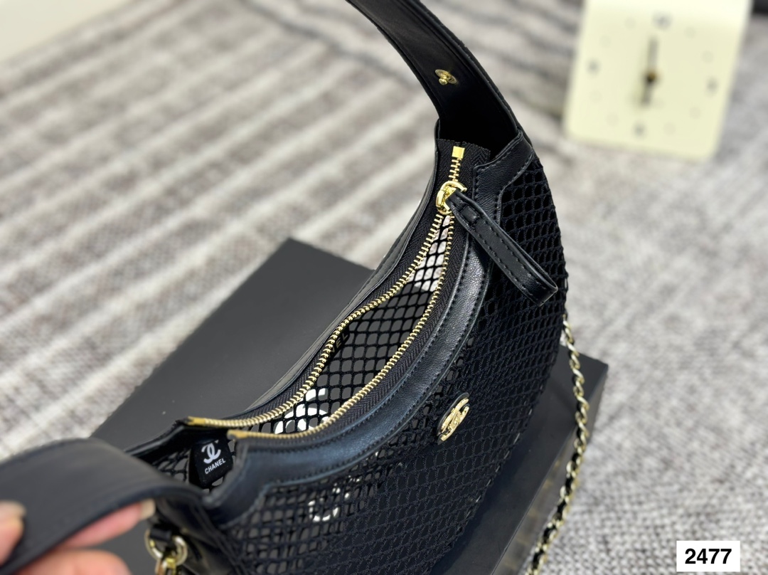P125 配折叠盒子 CHANEL25s 香奈儿镂空网纱月亮包火爆全场的一款夏季新款 之前看秀就觉得很可爱的网兜包果然没有翻车 超级可爱 尺寸：24 13