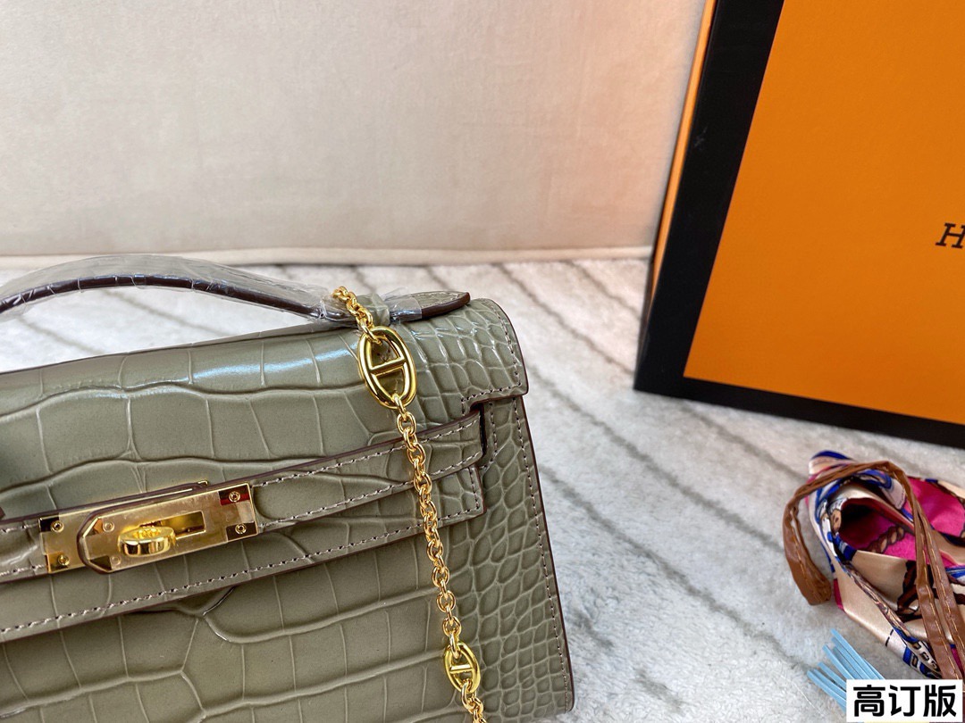 p200 全套包装🎁（高订版） Hermes爱马仕一代石头纹mini kelly 扑面而来的贵气 富家千金即视感 亮面的光泽感真的非常吸睛啊，搭配金扣显的更富贵了 气场全开!尺寸：21*14(配小马 丝巾)