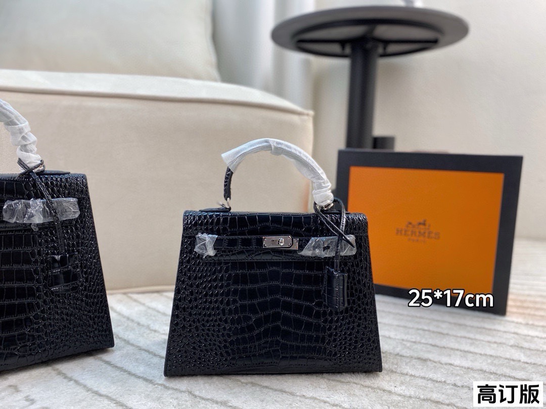 p260/p240/p180 全套包装🎁(高订版) 爱马仕Hermes Kelly 黑银亮面鳄鱼皮 妥妥的御姐范儿 上身真的是又酷又飒 我想没有御姐能拒绝这样一只kelly吧! 尺寸:28*22/25*17/19*13(纯皮)