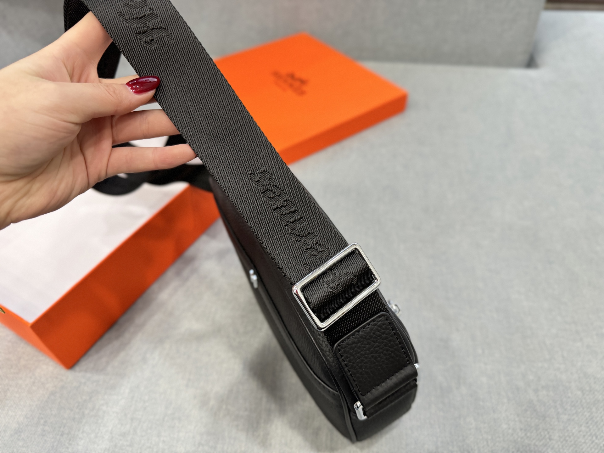 💰145 天地盖 size：24&times;17 HERMES爱马仕 相机包 单肩包 斜挎包 相机包简直是宝藏单品🎁！容量超可，手机、粉饼、钥匙啥的轻松装下，实用性💯。背法还超多，单肩、斜挎、手提随意切换。特别是斜挎，时髦又利落，配牛仔裤 T 恤休闲，搭连衣裙优雅，怎么搭都好看，出街回头率爆表👀