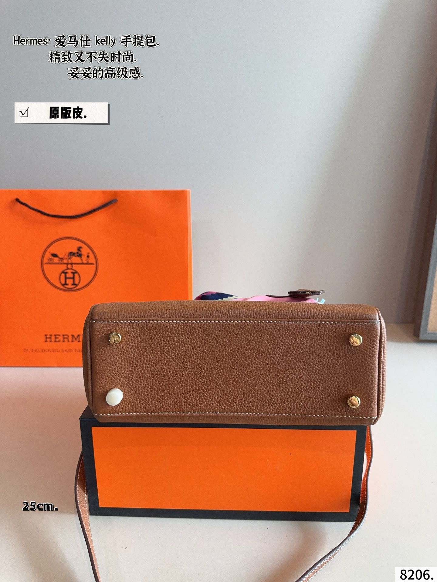 p230配礼盒🎁. 爱马仕Kelly，越看越上头的优雅 如果说Birkin是随性大气的代表，那Kelly就是优雅与克制的代名词。最打动我的，是它线条极简又精致的包身设计，带上肩带之后多了几分法式从容，不管是通勤穿搭还是度假look，都能完美融合。爱马仕Kelly不仅是一个包，更像一种生活态度，它的细节与比例，都让人忍不住反复欣赏。每一次出街背上它，都会多几分自信和从容，难怪那么多人说，一生至少要拥有一只Kelly。尺寸：25*8*18cm