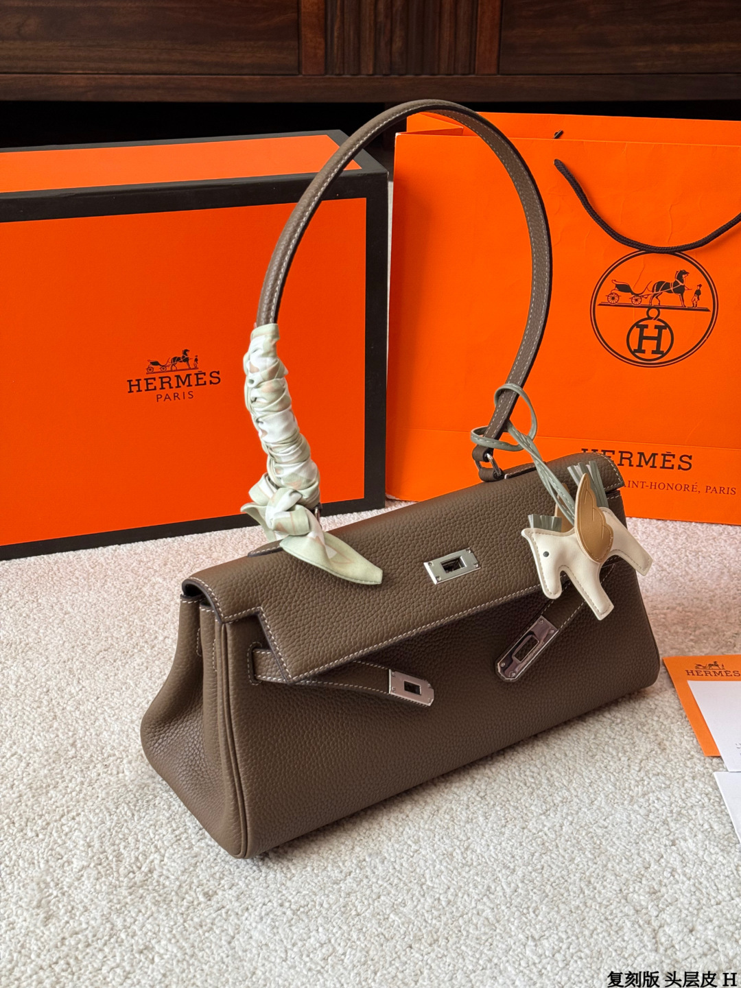 复刻版 头层牛皮 p360 爱马仕 Shoulder Kelly包 出这款爱马仕Shoulder Kelly 手袋，采用柔软Togo荔枝纹牛皮，经典大象灰色，银色金属件超有质感艹。包型是Kelly包的单肩简化版，配有宽肩带，单肩背超方便，解放双手！容量大，线条利落，低调又时髦，通勤日常都很适合～ 尺寸 33 15cm