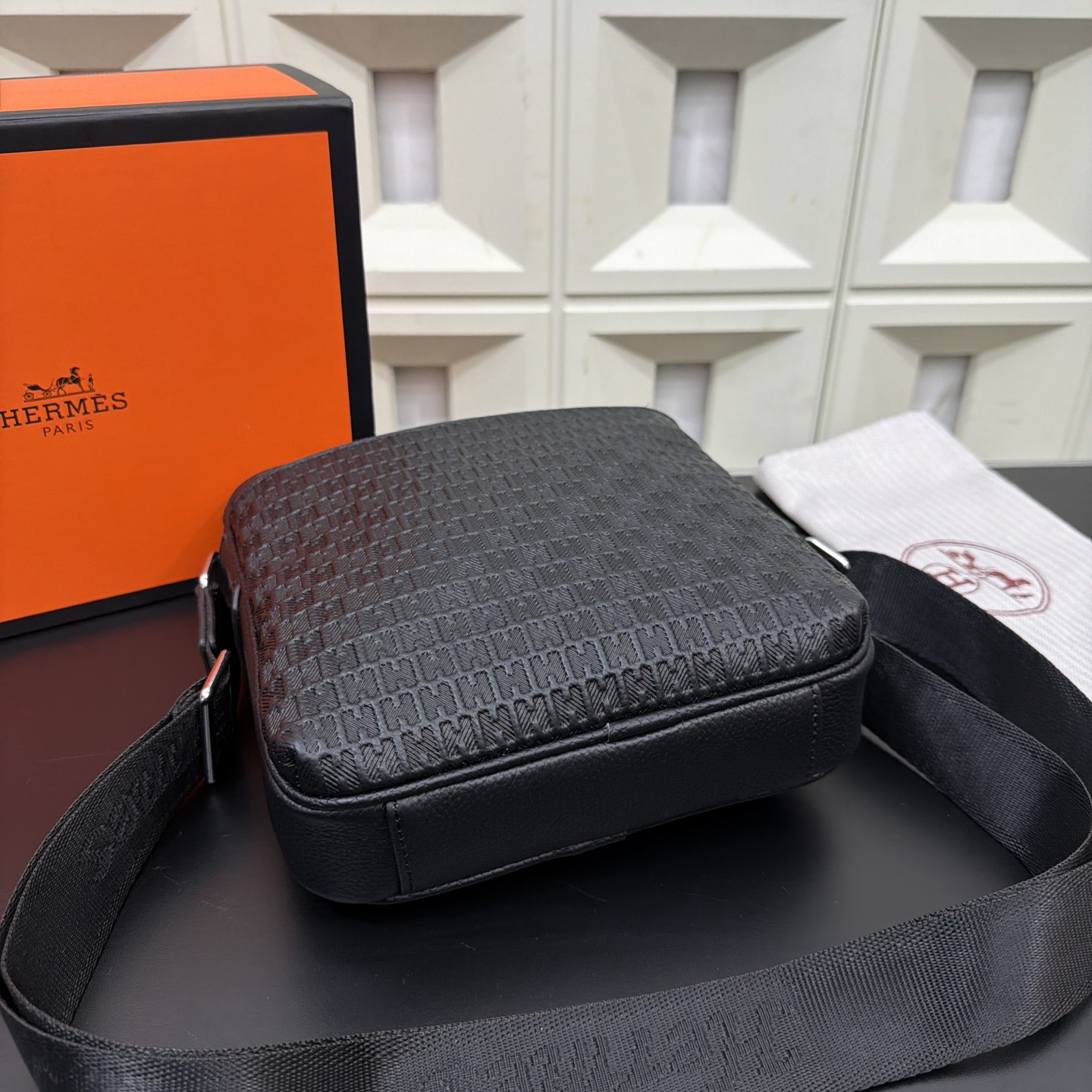 P140 Herm&egrave;s 爱马仕 压花邮差包 头层牛皮男士单肩斜挎包 实物拍摄 原厂原版面料 配送防尘袋 24 x 27cm