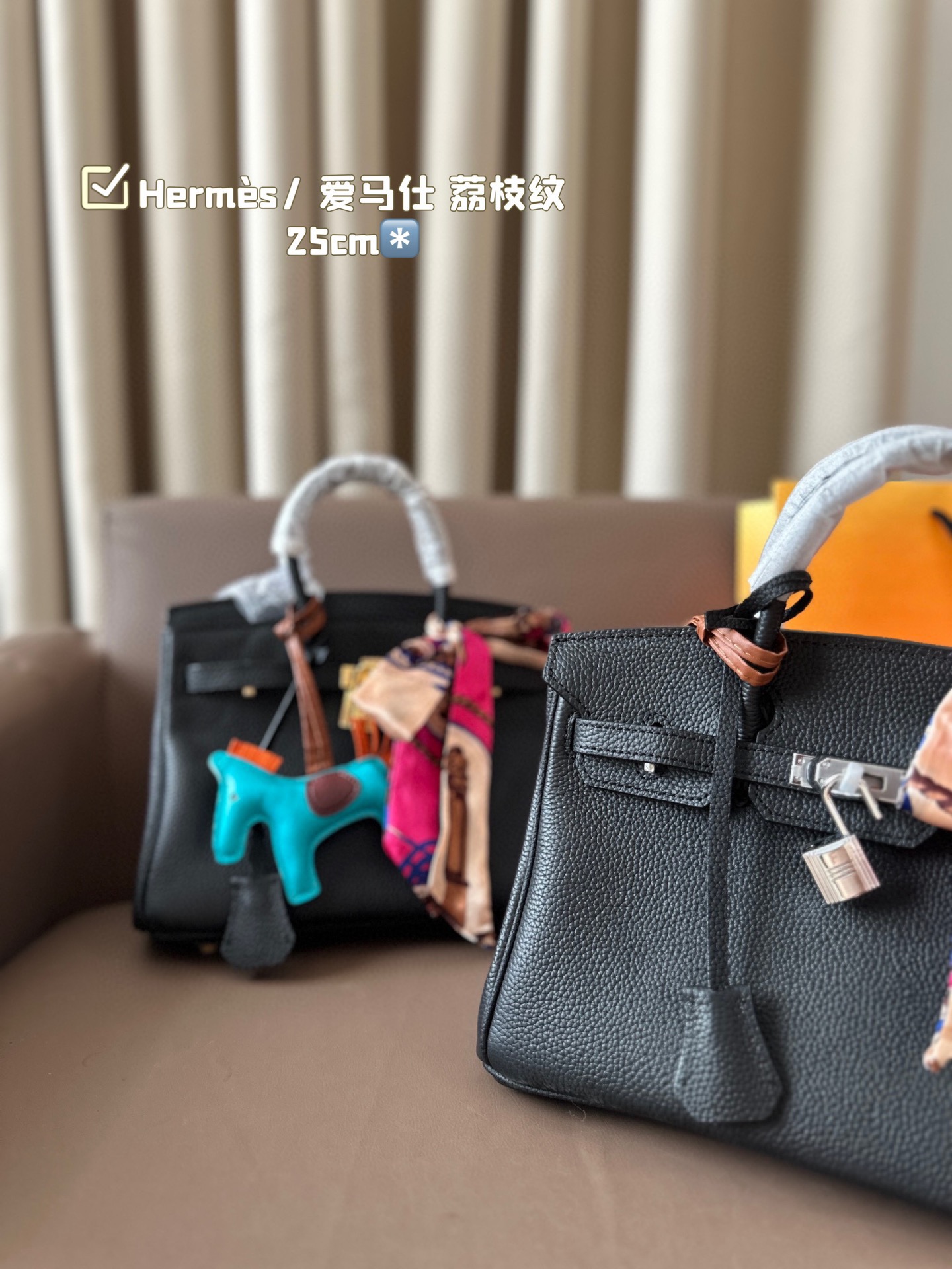 P245 Herm&egrave;s/ 爱马仕 铂金包 高端质量 专柜最新款进口荔枝纹 明星同款 原版质量 Herm&egrave;s每个女孩的必备品😍 尺寸：25*20cm
