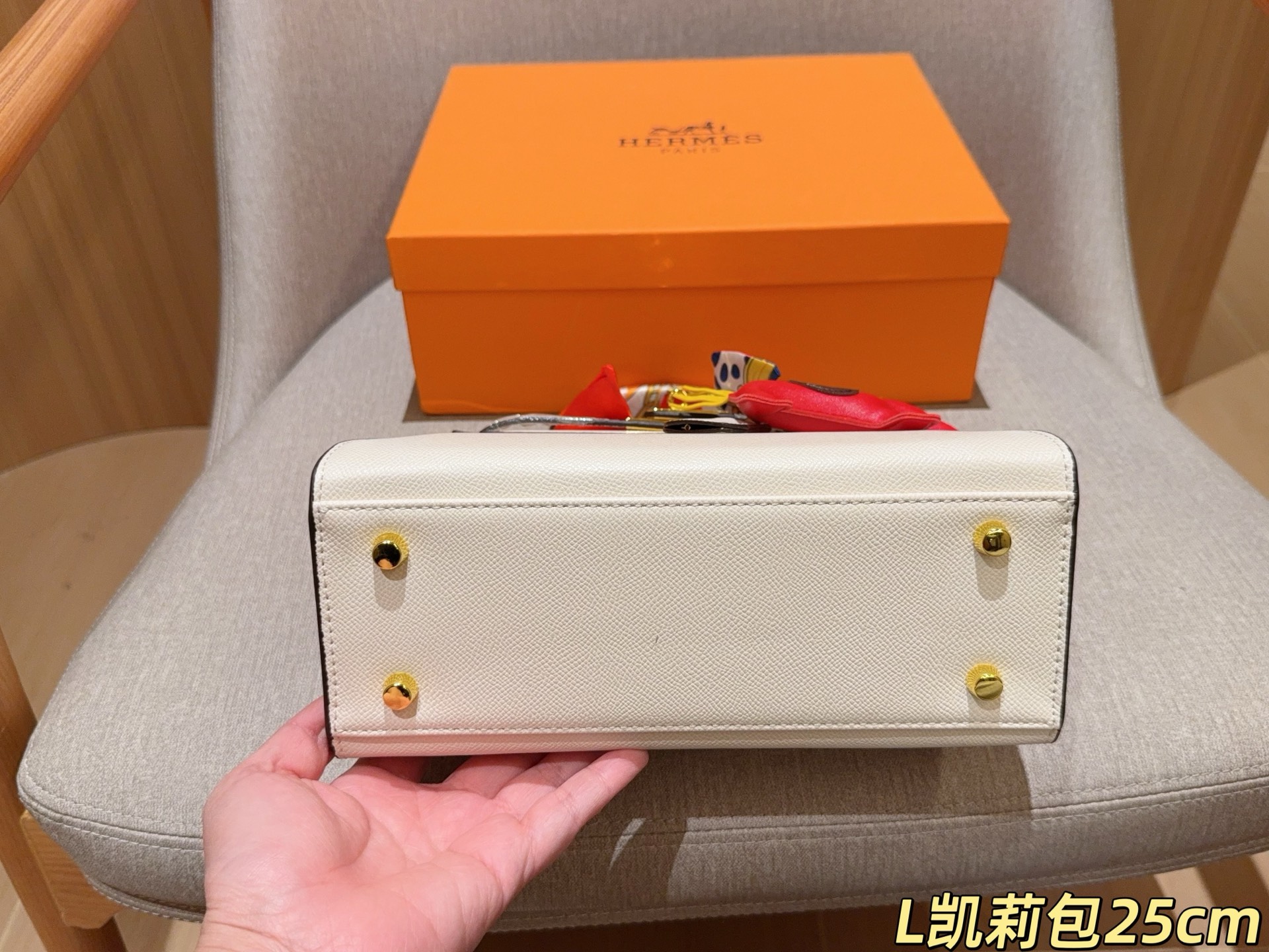 💰135 配送丝巾➕小马挂件 ⚠️配送颜色随机不支持挑选 爱马仕Hermes Kelly凯丽凯莉包 尺寸25cm 礼盒包装🎁
