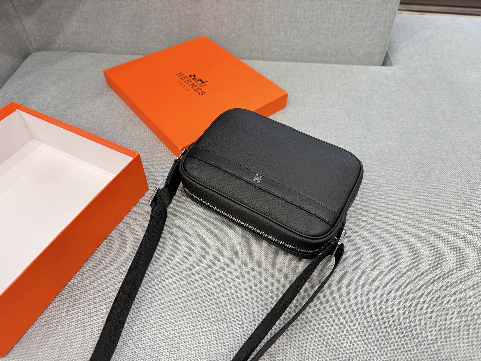 💰145 天地盖 size：24&times;17 HERMES爱马仕 相机包 单肩包 斜挎包 相机包简直是宝藏单品🎁！容量超可，手机、粉饼、钥匙啥的轻松装下，实用性💯。背法还超多，单肩、斜挎、手提随意切换。特别是斜挎，时髦又利落，配牛仔裤 T 恤休闲，搭连衣裙优雅，怎么搭都好看，出街回头率爆表👀