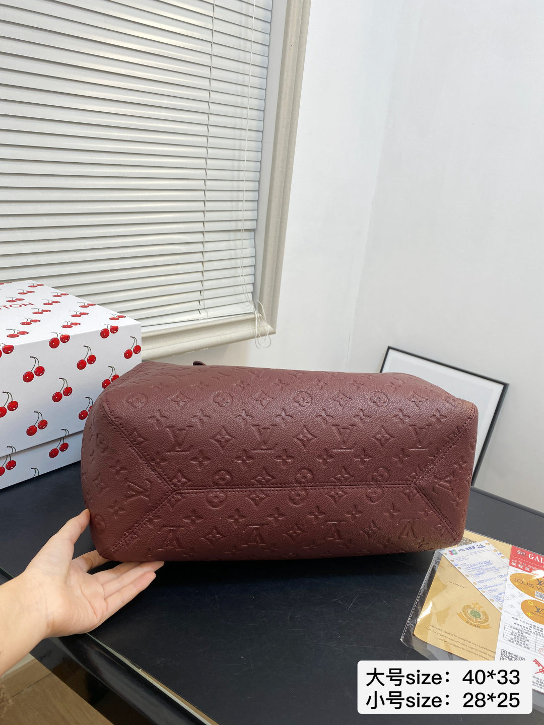 🅿️大号💰215小号💰210 配折叠盒 尺寸40*33/28*25 LV 酒红系列ALL IN ONE 品牌徽标压印 这款包包的造型很优雅，线条流畅， 搭配金色锁头装饰，细节处尽显奢华质感 2200