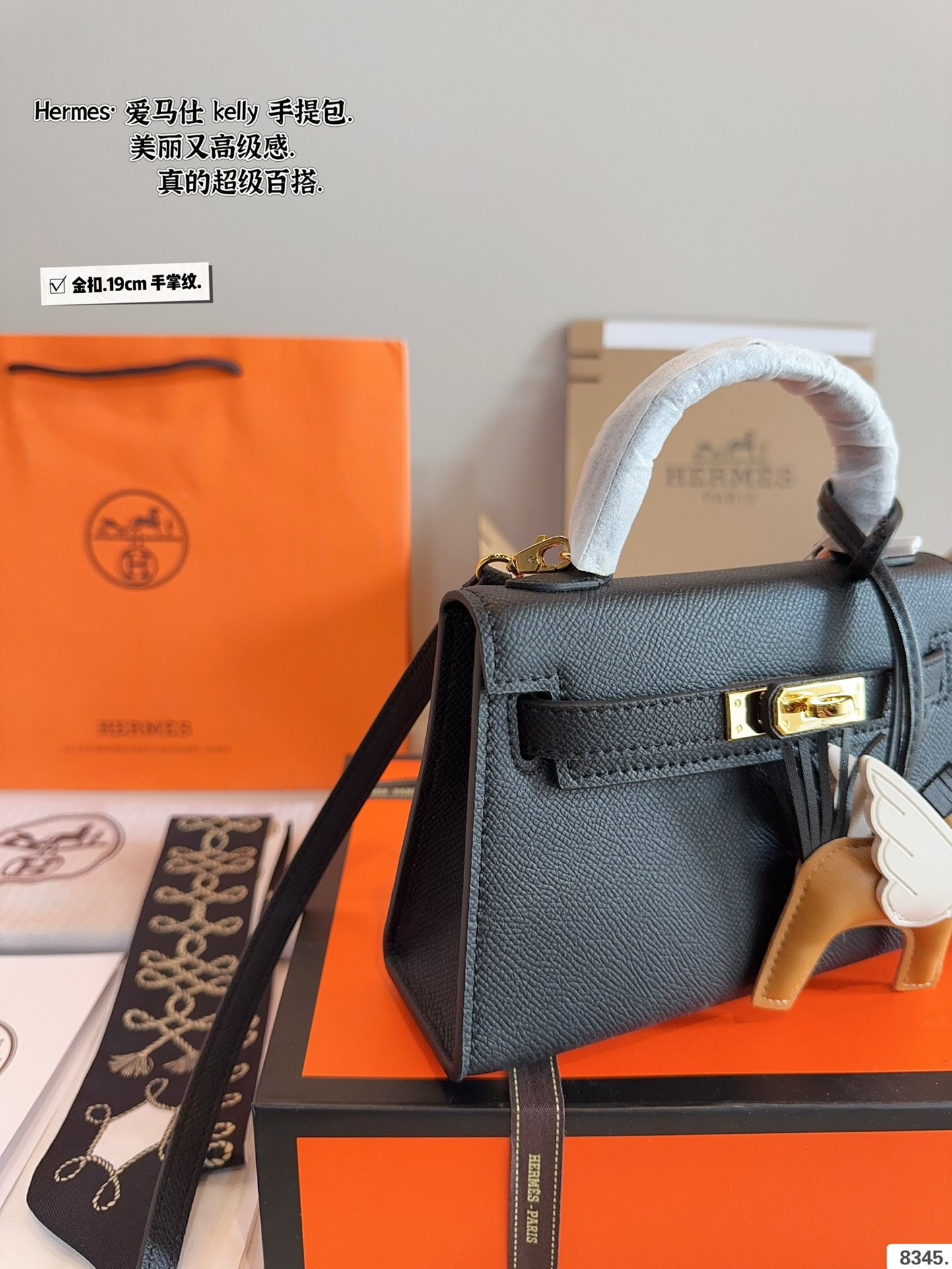 p175配礼盒🎁. 爱马仕 凯莉 kelly 二代 真的太香了 属于日常休闲跟 女人味都可以驾驭的那种 自己搭配了肩带 平时带 娃也可以解放双手 跟朋友下午茶手提更有feel哦 除了随身携带的化妆品 还有再放一个手机尺寸：19*6*12cm