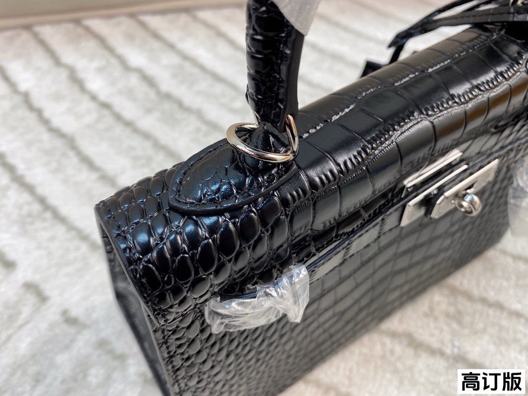 p260/p240/p180 全套包装🎁(高订版) 爱马仕Hermes Kelly 黑银亮面鳄鱼皮 妥妥的御姐范儿 上身真的是又酷又飒 我想没有御姐能拒绝这样一只kelly吧! 尺寸:28*22/25*17/19*13(纯皮)