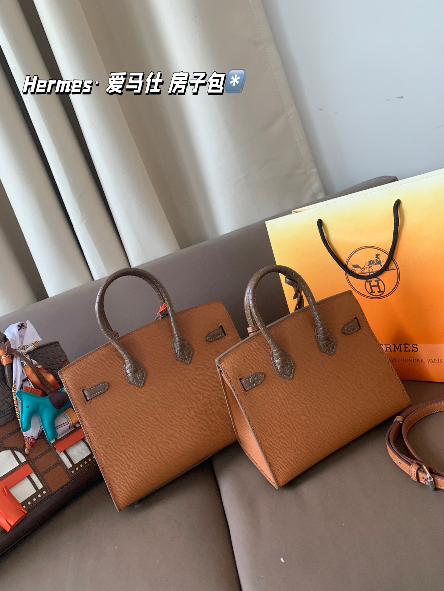 大P300 中P280 小P260 配礼盒🎁. Hermes&middot; 爱马仕 房子包 轻松演绎复古时髦 包型挺阔，简约而不简单不需要过多的装饰，日常搭配西装和T恤，就能将高级感体现的淋漓尽致！尺寸大30*24 中25*21 小20*18