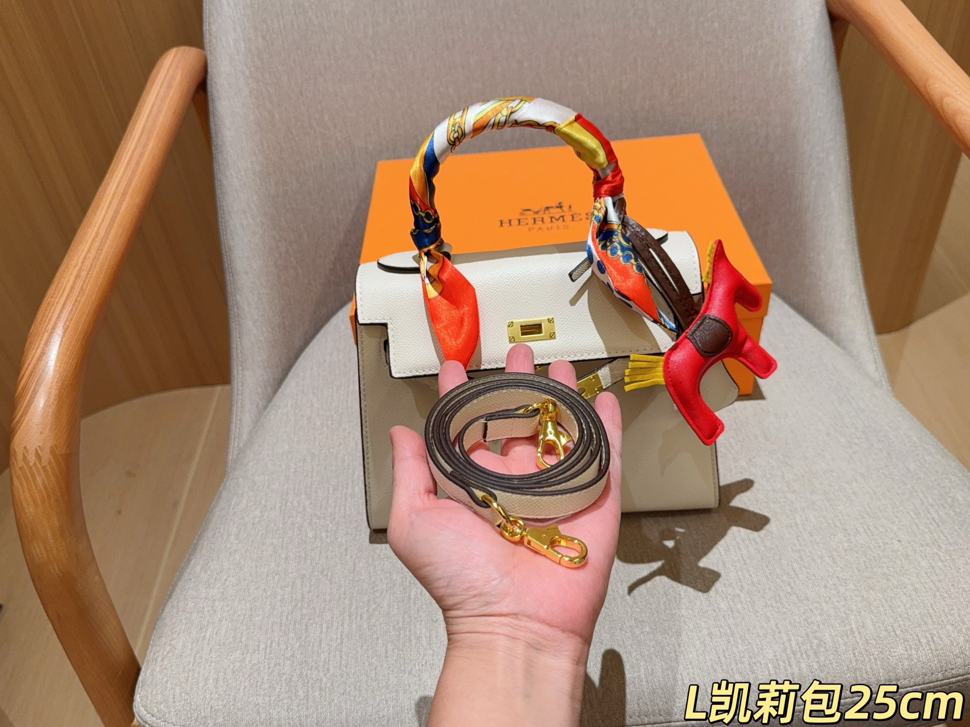 💰135 配送丝巾➕小马挂件 ⚠️配送颜色随机不支持挑选 爱马仕Hermes Kelly凯丽凯莉包 尺寸25cm 礼盒包装🎁