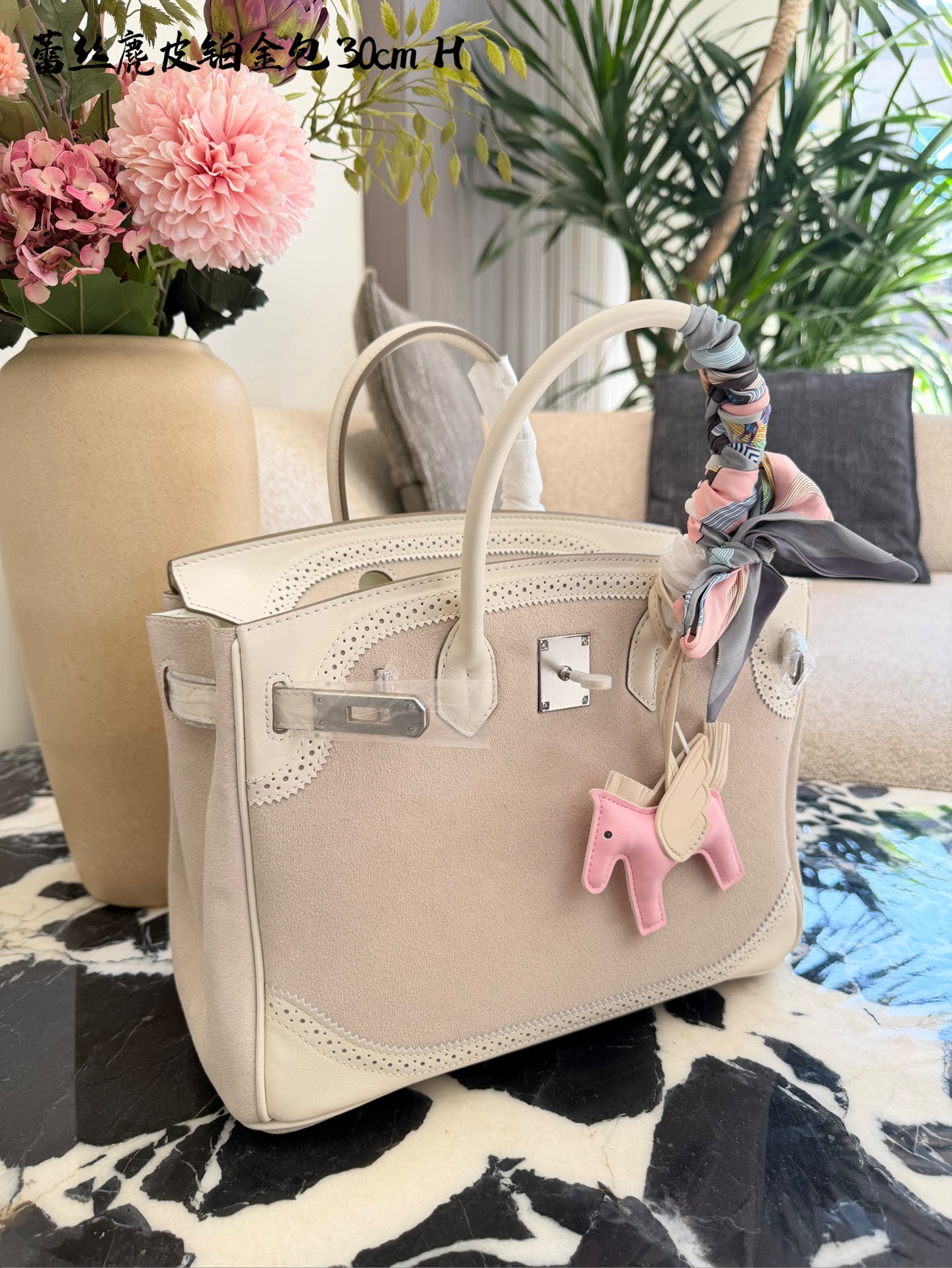 p340 Birkin30珍珠白铂金包|优雅故事的梦幻逸品 🌙 前任主人的故事 前任主人是资深爱马仕藏家,当初为了重要场合定制这只 Birkin 30,珍珠灰配白银 Swift 皮,蕾丝边装饰更添柔美。后来因个人风格转向极简,虽万分不舍,仍希望它能继续陪伴懂它的人,让这份优雅延续。 💎 设计与品质解析 ✨设计故事:Birkin 系列本就是爱马仕经典传奇,这只珍珠灰配色温柔高级,蕾丝边装饰打破常规,将法式浪漫与铂金包的大气融合,背出街就是 “行走的高奢名片”。 ✨材质与成色:采用细腻柔软的 Swift 皮,触感如丝绸般顺滑;珍珠灰配色高级不挑人,白银金属扣精致闪耀。成色近乎闲置未使用,五金无氧化,皮质无磨损,宛如全新。 ✨尺寸与实用度:30*15*21.5cm 黄金尺寸,日常通勤能装下平板、钱包、化妆品;出席晚宴、商务场合,随手拎起即刻提升气场。