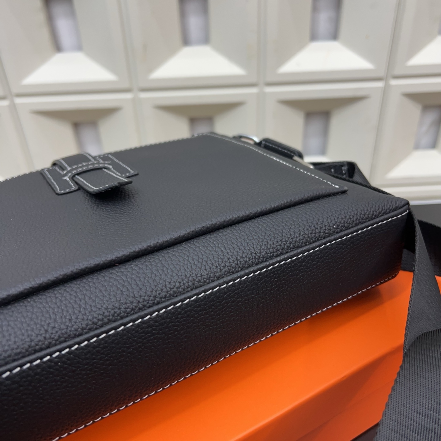 P230 Herm&egrave;s 爱马仕 邮差包 头层牛皮男士单肩斜挎包 实物拍摄 原厂原版面料 配送防尘袋 32 x 28cm