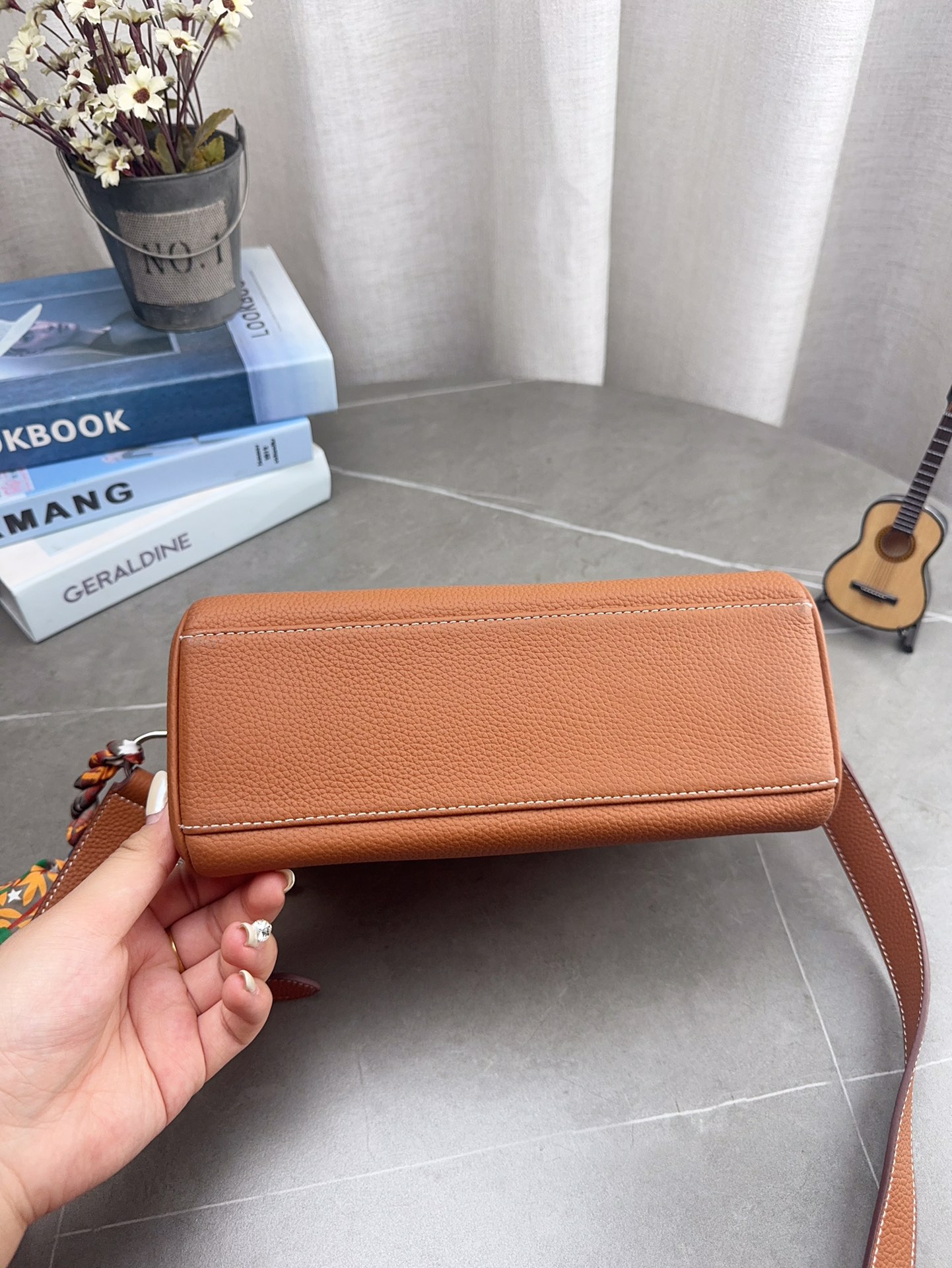 配折叠礼盒 H家 爱马仕 kelly 邮差包 男女同款尺寸刚刚好！ 真的太太太太好看 ⚠️牛皮 包包特别又质感！ 尺寸24*18cm p225