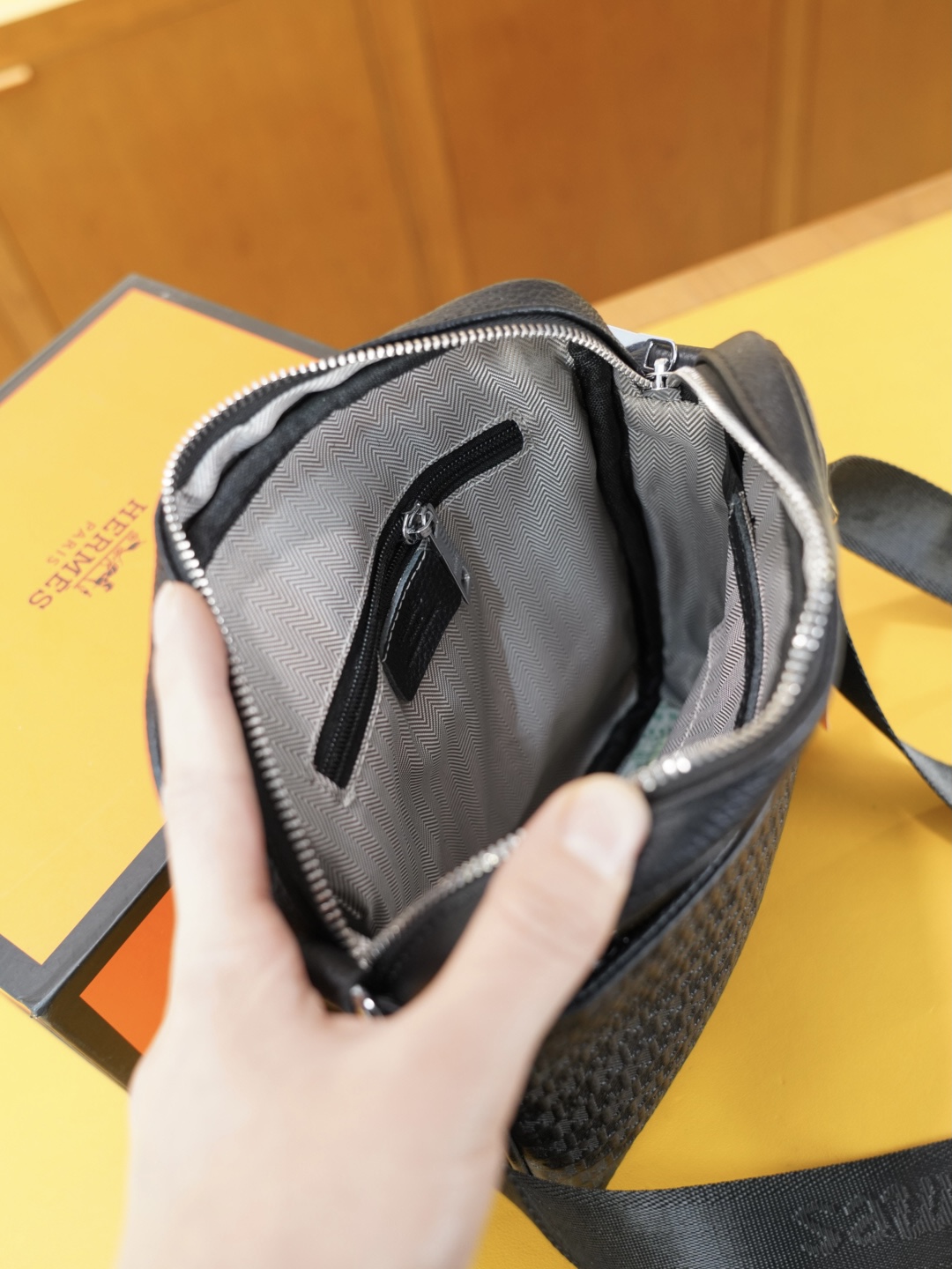 P140 🇫🇷 爱马仕 官网同步 高版本 斜挎单肩背包 永恒不过时的标志性产品 纯原单牛皮 顶级五金制作 非市面普通版本 今年Hermes最爱的款 全部实拍 实用性非常高 完全不用担心穿搭 配全套包装礼品盒 【规格：20x23x5】