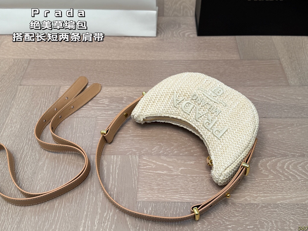 &yen;130 搭配长短两条肩带 普拉达Prada绝美草编包 是背Prada阳光草编包的夏天啦 马上夏至了，来推荐这只Prada阳光草编包 编织和皮革，清爽也文艺，让你也可甜可美。设计也非常实用，夏天怎么能少了草编包呢 尺寸 21 10