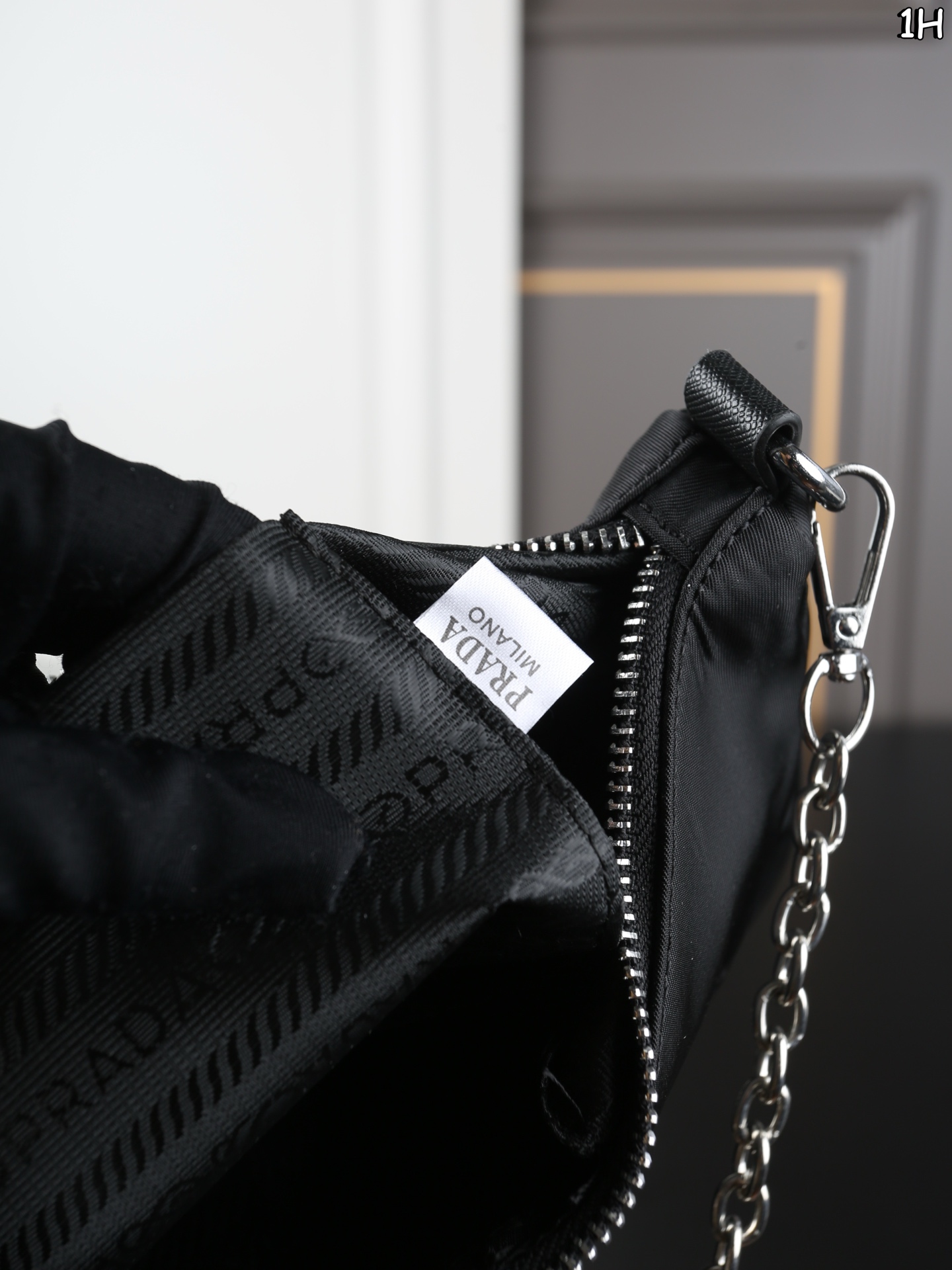 P150 PRADA普拉达 三合一腋下包➕钱包➕腰包 普拉达hobo三角logo徽标拉练再生尼龙拼皮革三合一腋下手提单肩斜挎包 Prada三合一 酷guy出街的王炸单品😎 尺寸：25.5&times;17/12&times;9/30&times;13.5