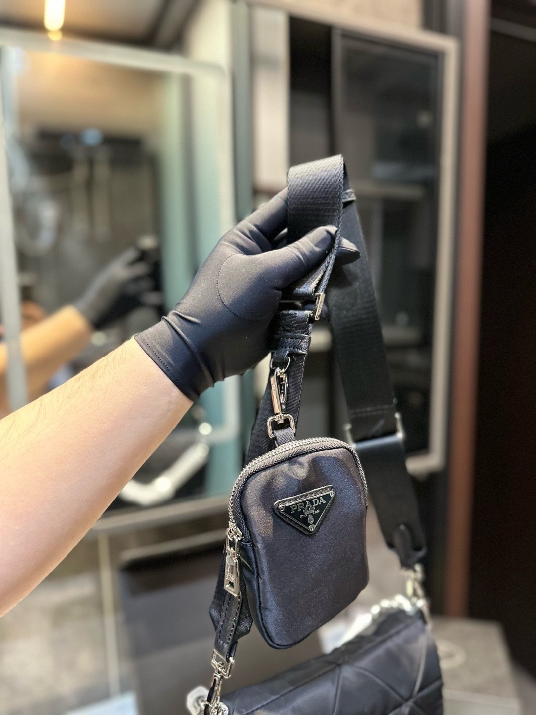 ❤️p125（礼盒包装）❤️ PRADA/普拉达新款System羊皮菱格邮差包 三合一女包 轻巧有型隐藏式前V拉链和翻盖设计包形与正面的三角标争相呼应突出了品牌logo标识的主题~肩带都可以调节 yx尺寸20 18cm